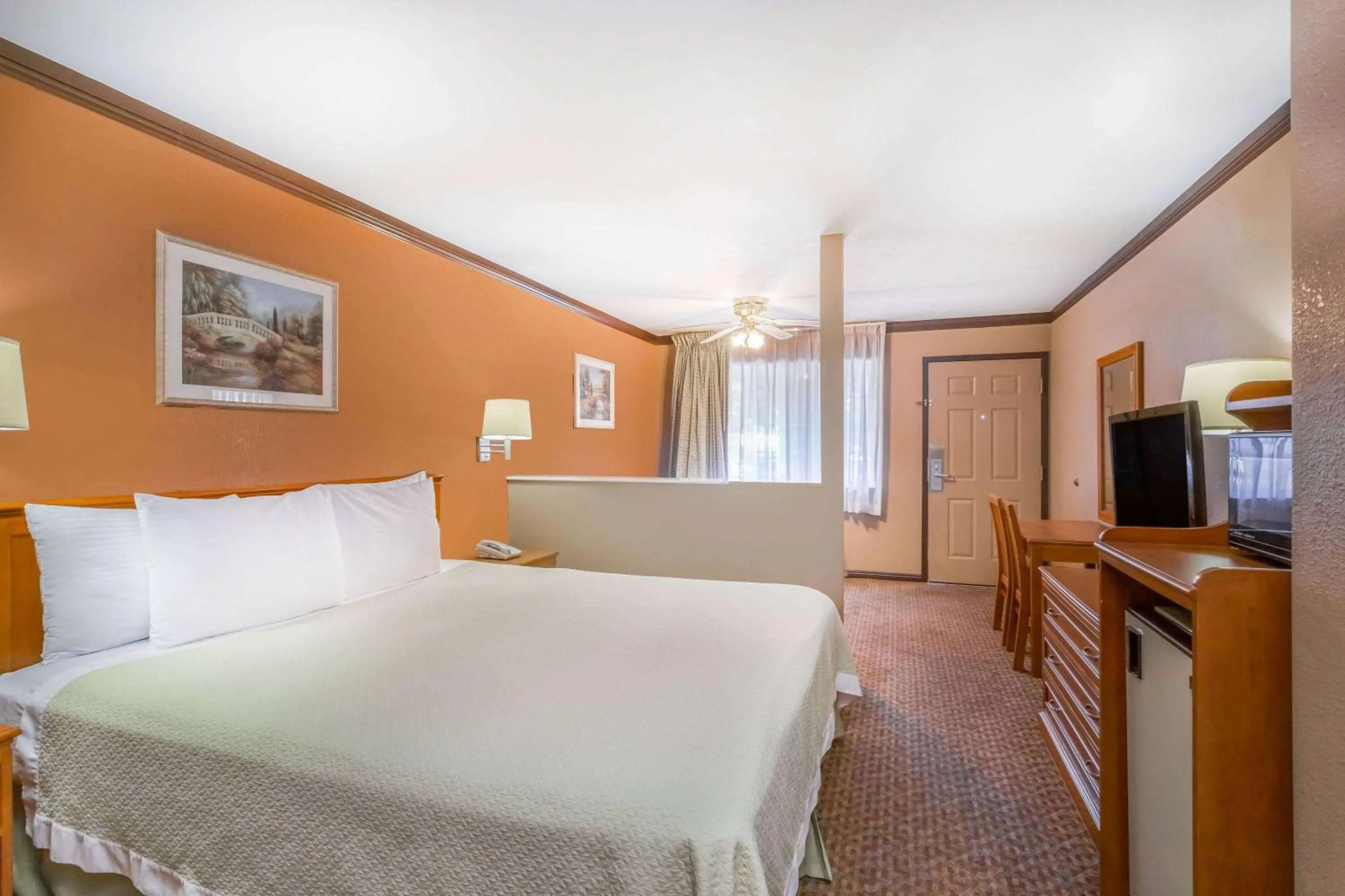 Photo of the whole room, Bed in Days Inn by Wyndham Bishop
