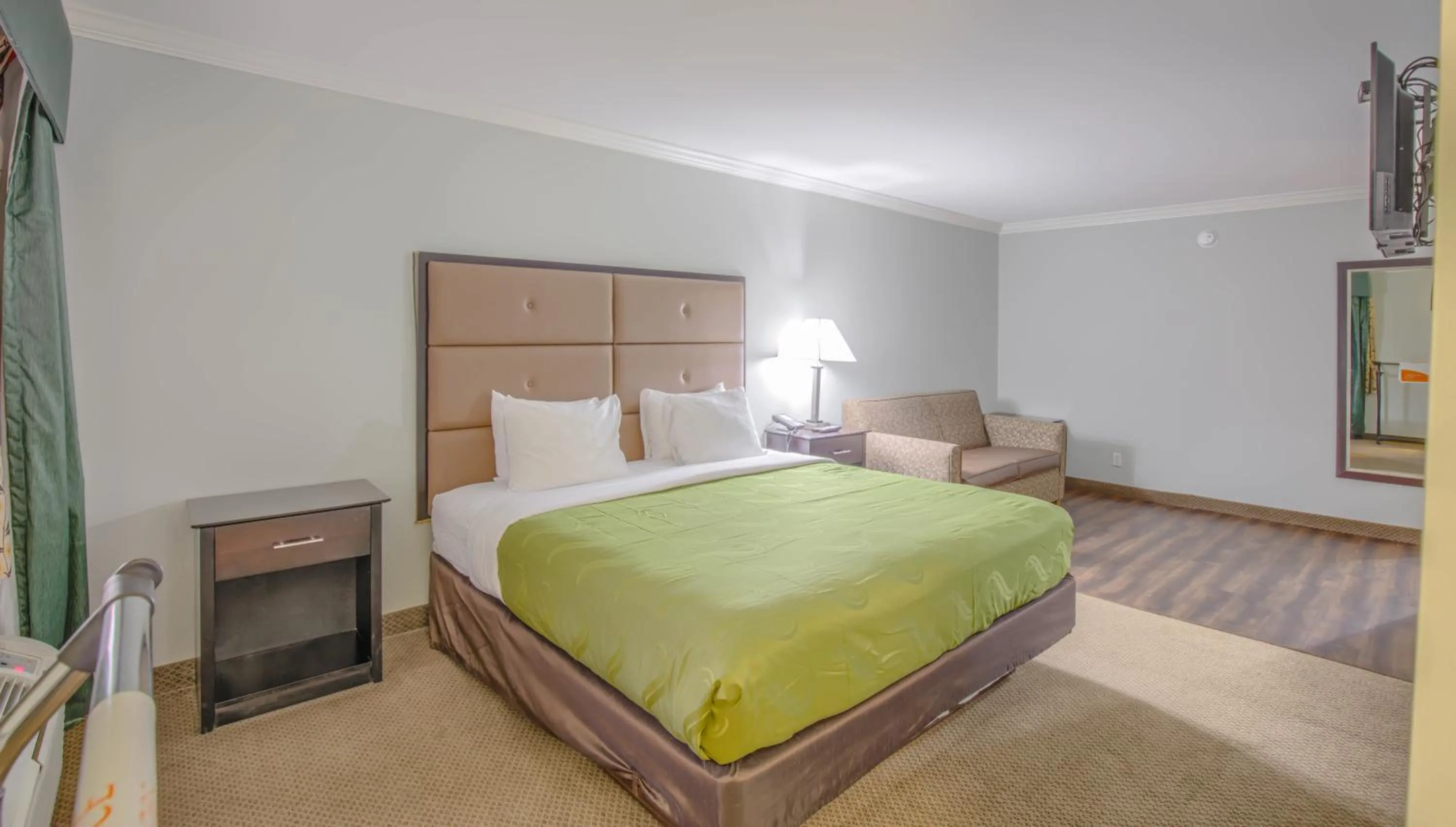 Photo of the whole room, Bed in Quality Inn Gulf Shores Airport