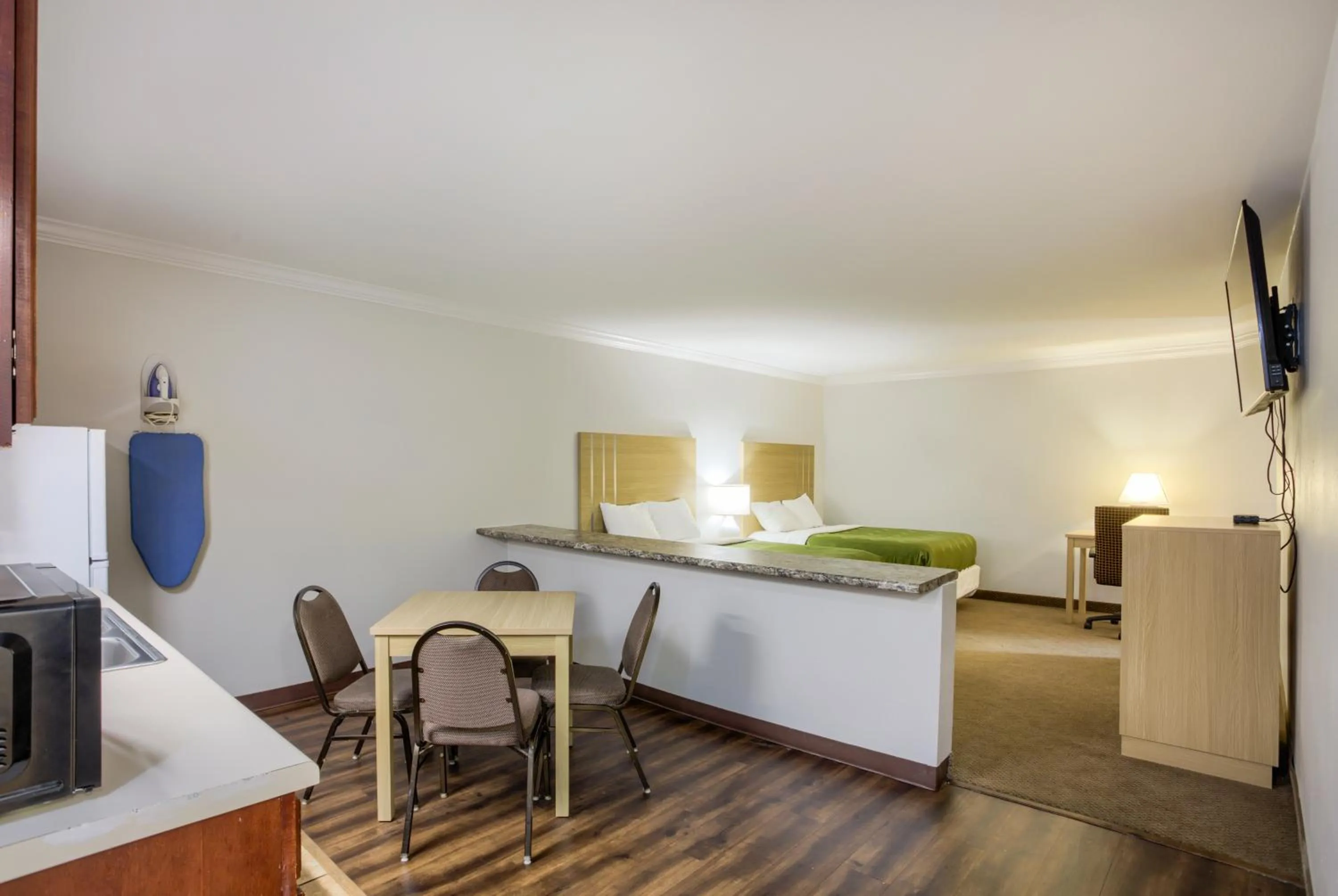 kitchen, Bed in Quality Inn Gulf Shores Airport