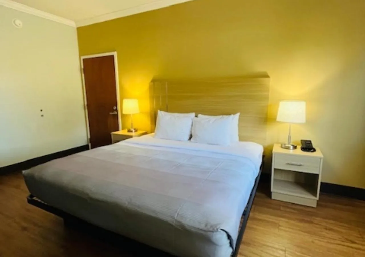 Bedroom, Bed in Quality Inn Gulf Shores Airport