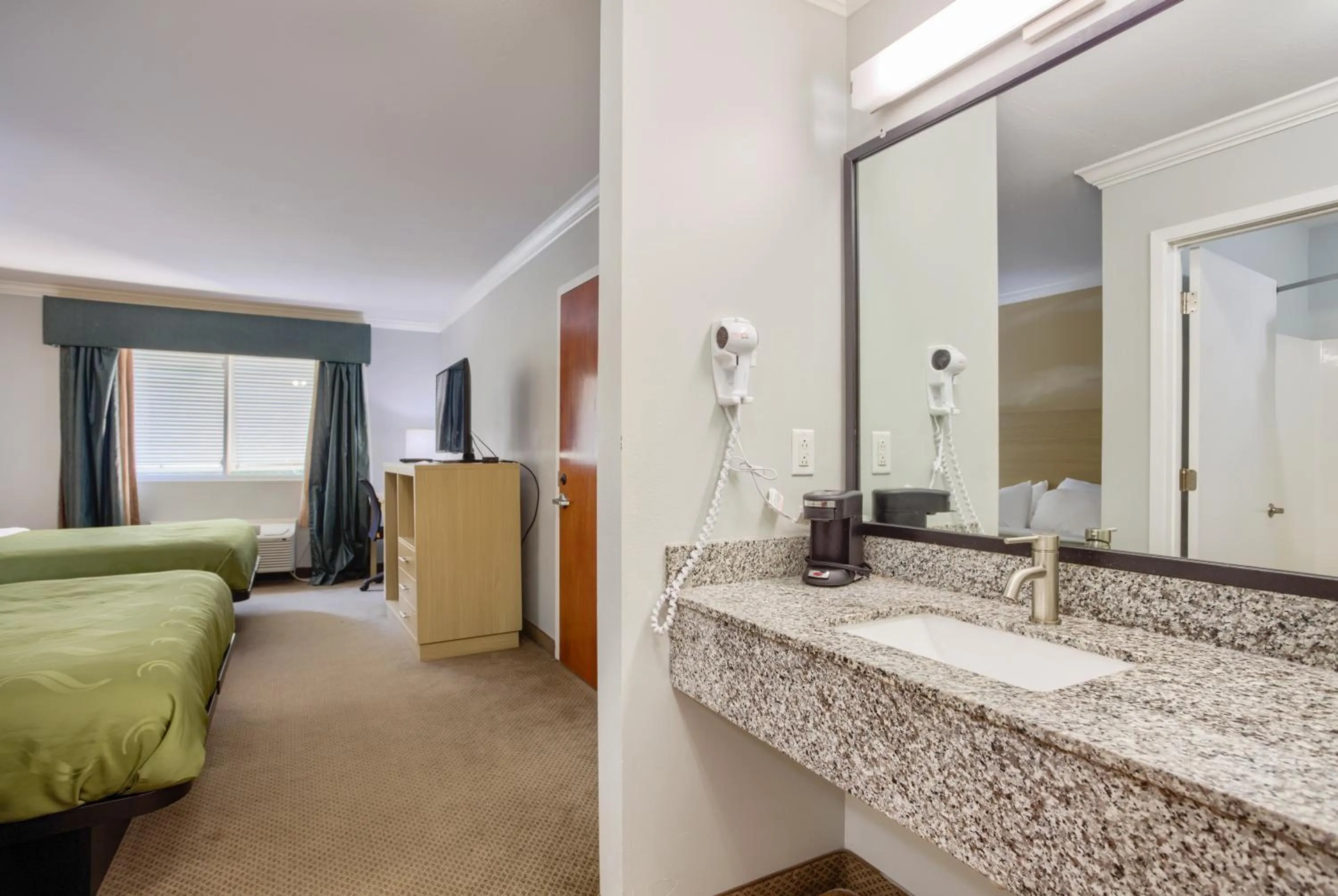 Bed in Quality Inn Gulf Shores Airport