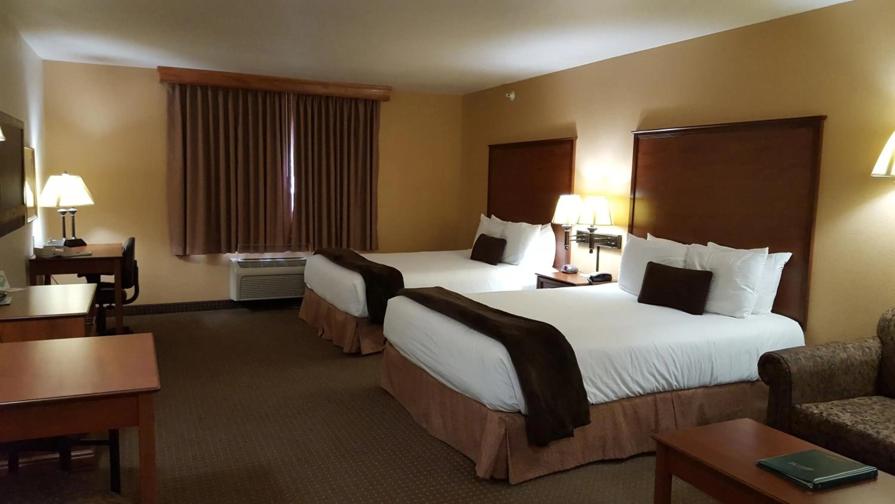 Photo of the whole room, Bed in Expressway Suites Fargo