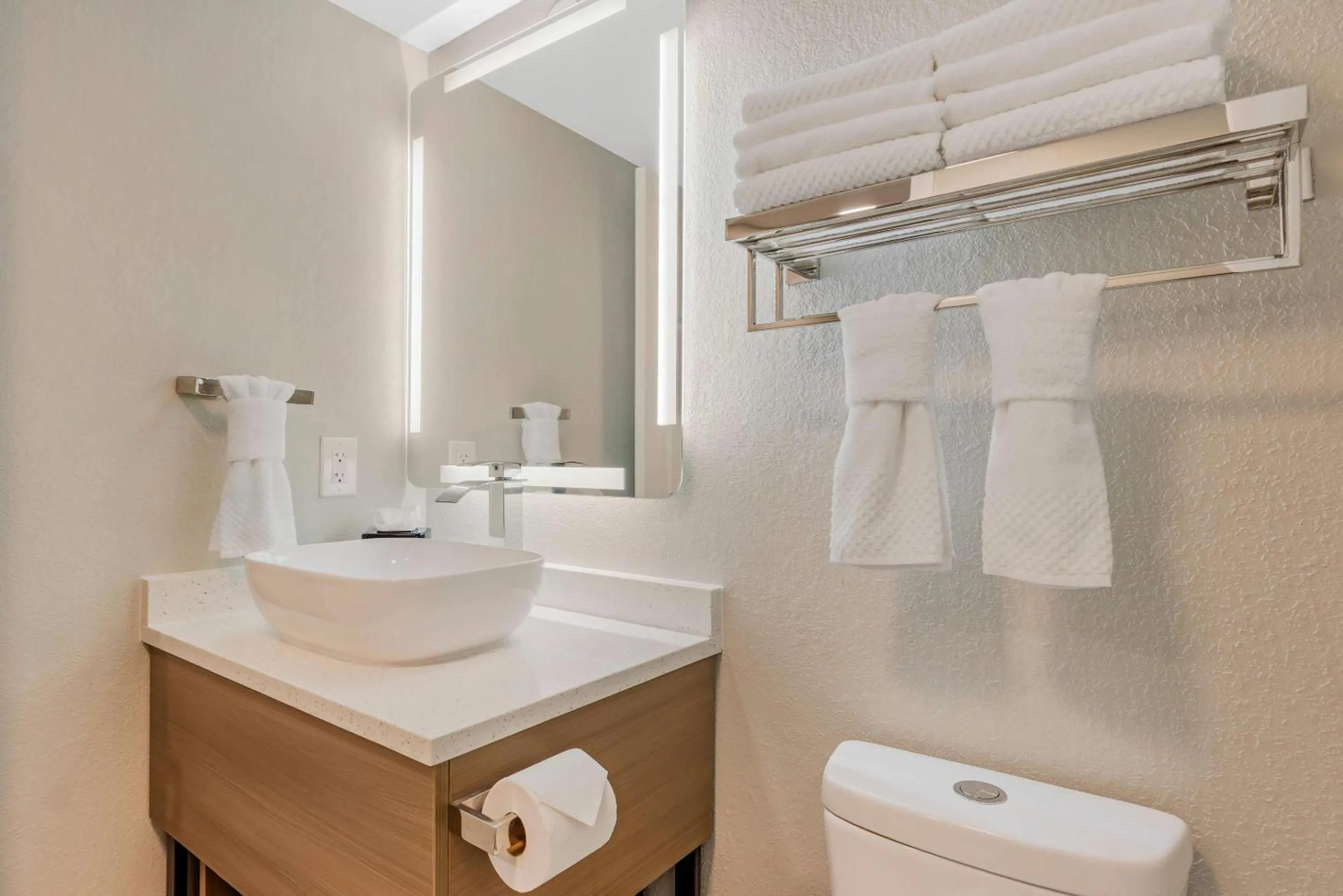 Bedroom in MainStay Suites Springfield South - Battlefield Rd