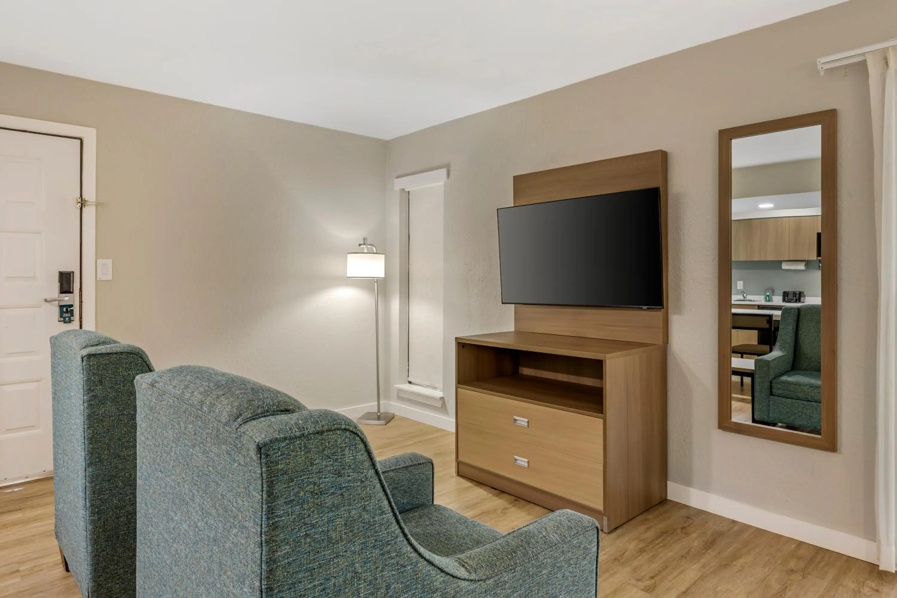 Living room in MainStay Suites Springfield South - Battlefield Rd