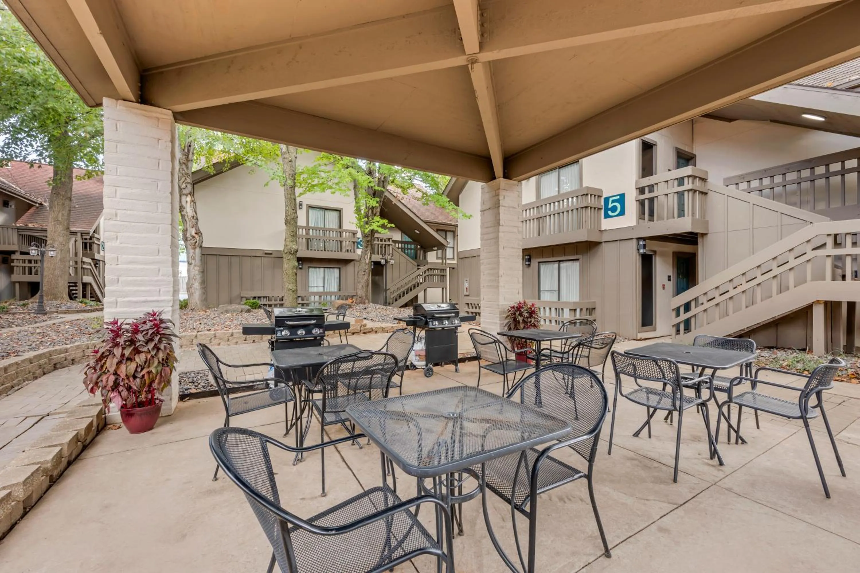 Patio in MainStay Suites Springfield South - Battlefield Rd