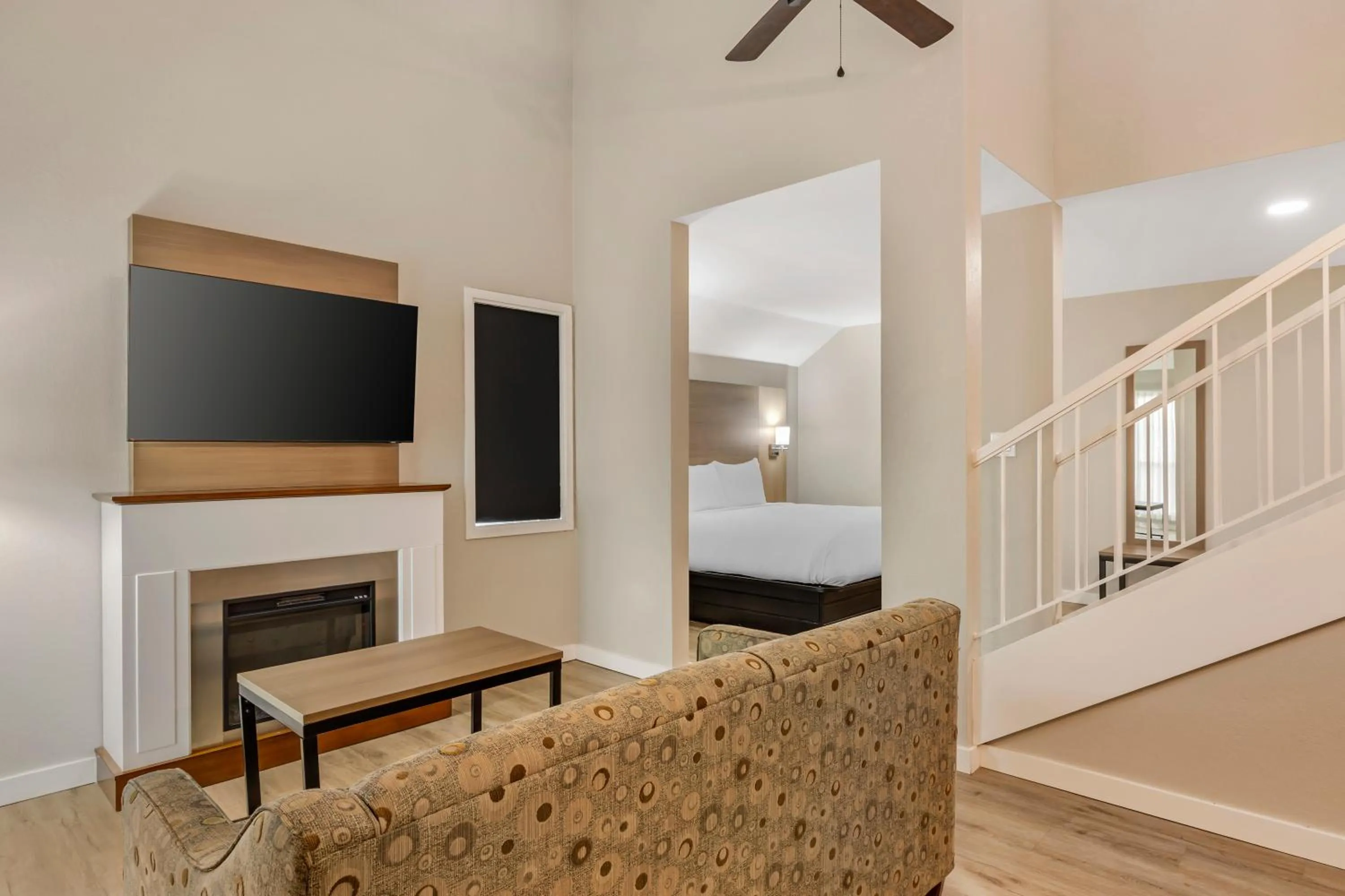 Living room, Bed in MainStay Suites Springfield South - Battlefield Rd