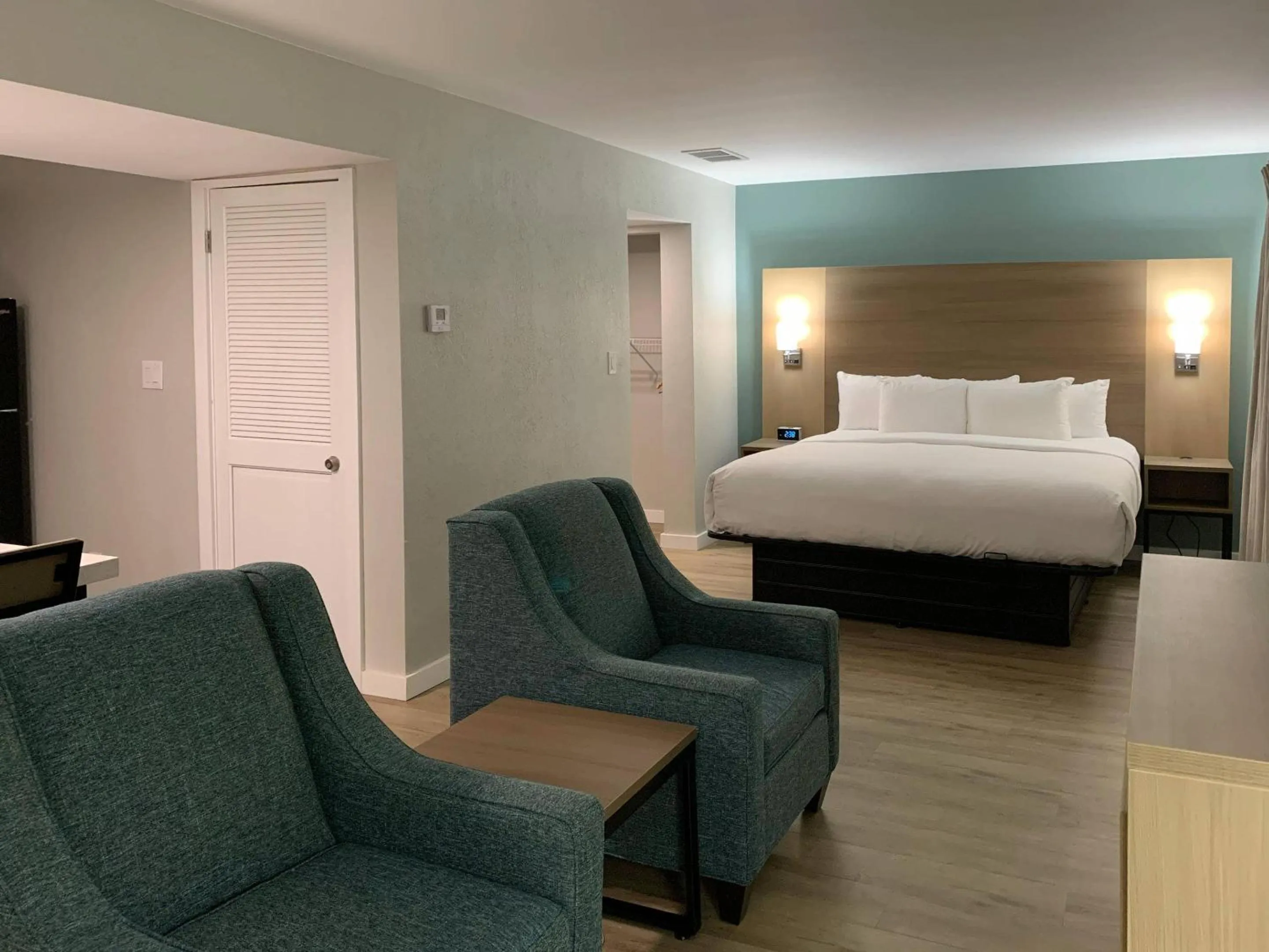 Bedroom, Bed in MainStay Suites Springfield South - Battlefield Rd