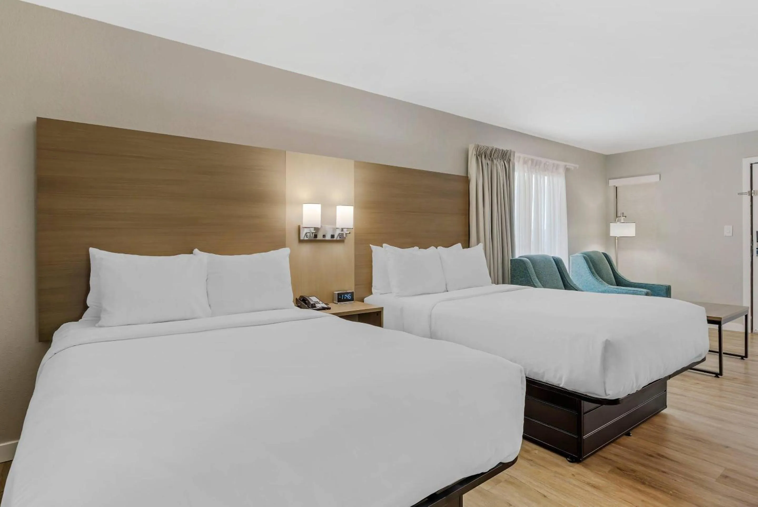 Bedroom, Bed in MainStay Suites Springfield South - Battlefield Rd