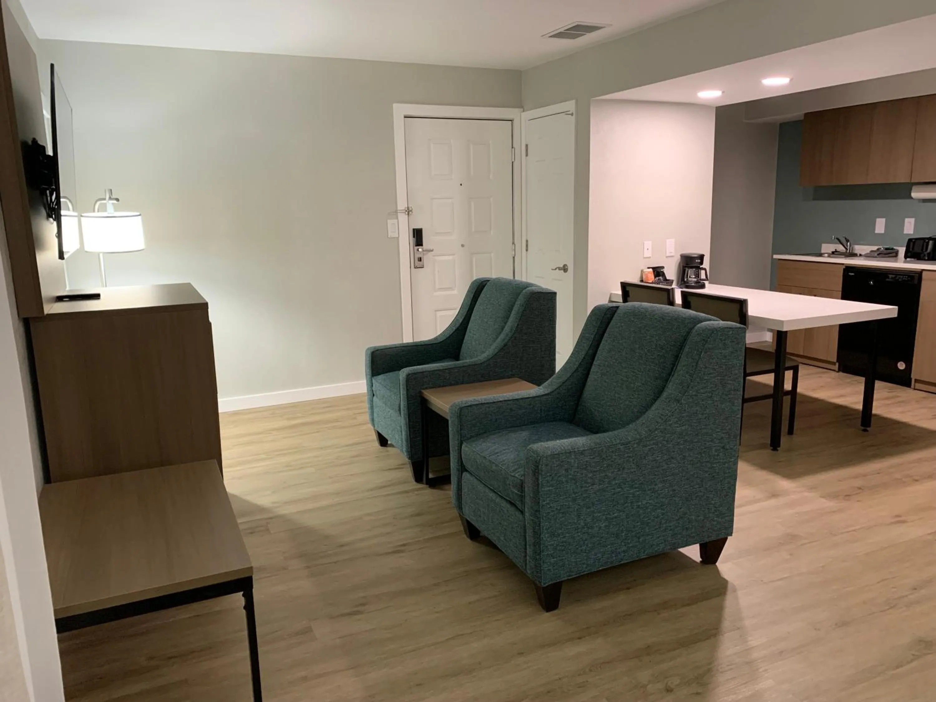 Living room in MainStay Suites Springfield South - Battlefield Rd