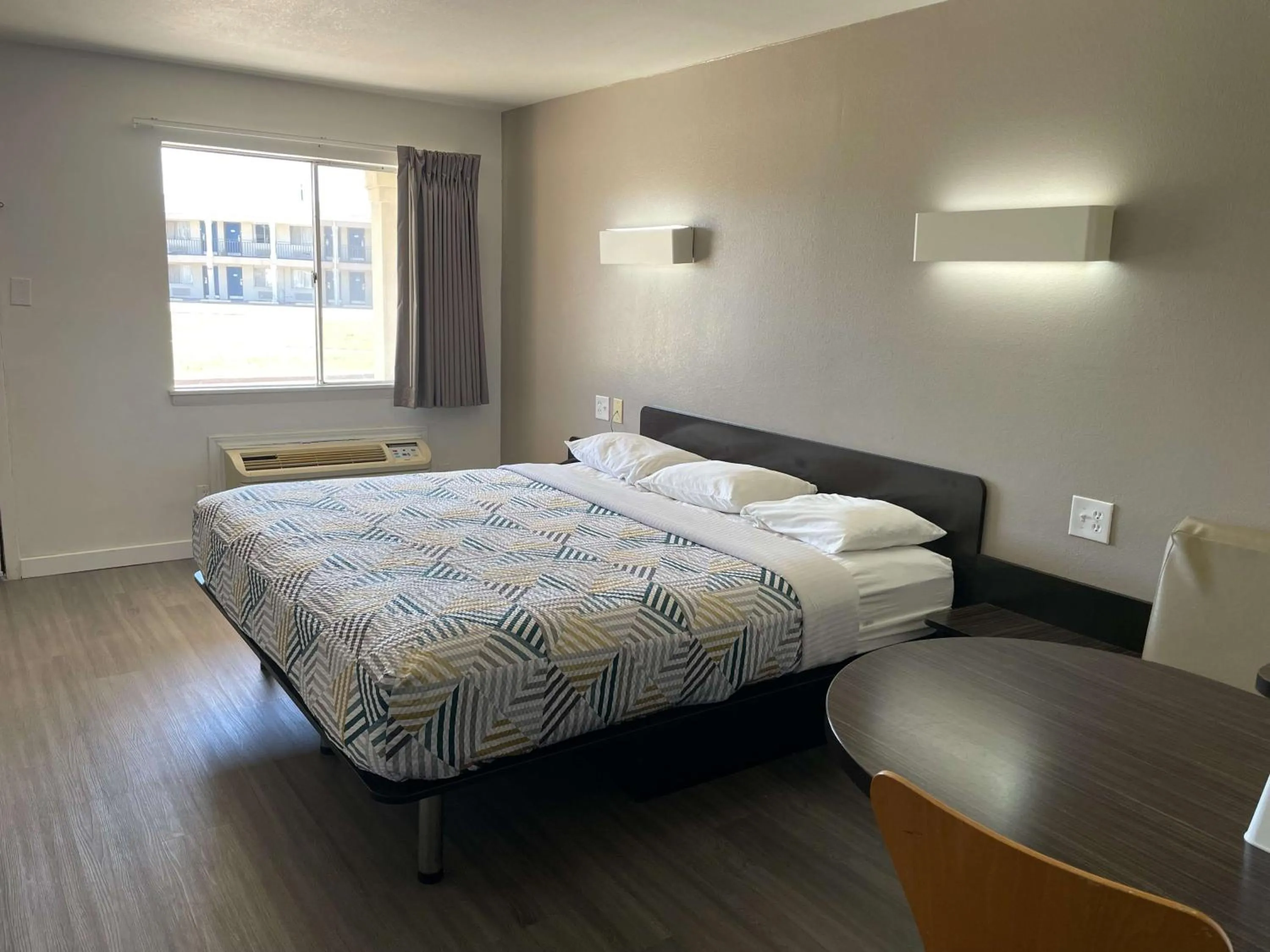 Bedroom, Bed in Motel 6-Wichita Falls, TX - North