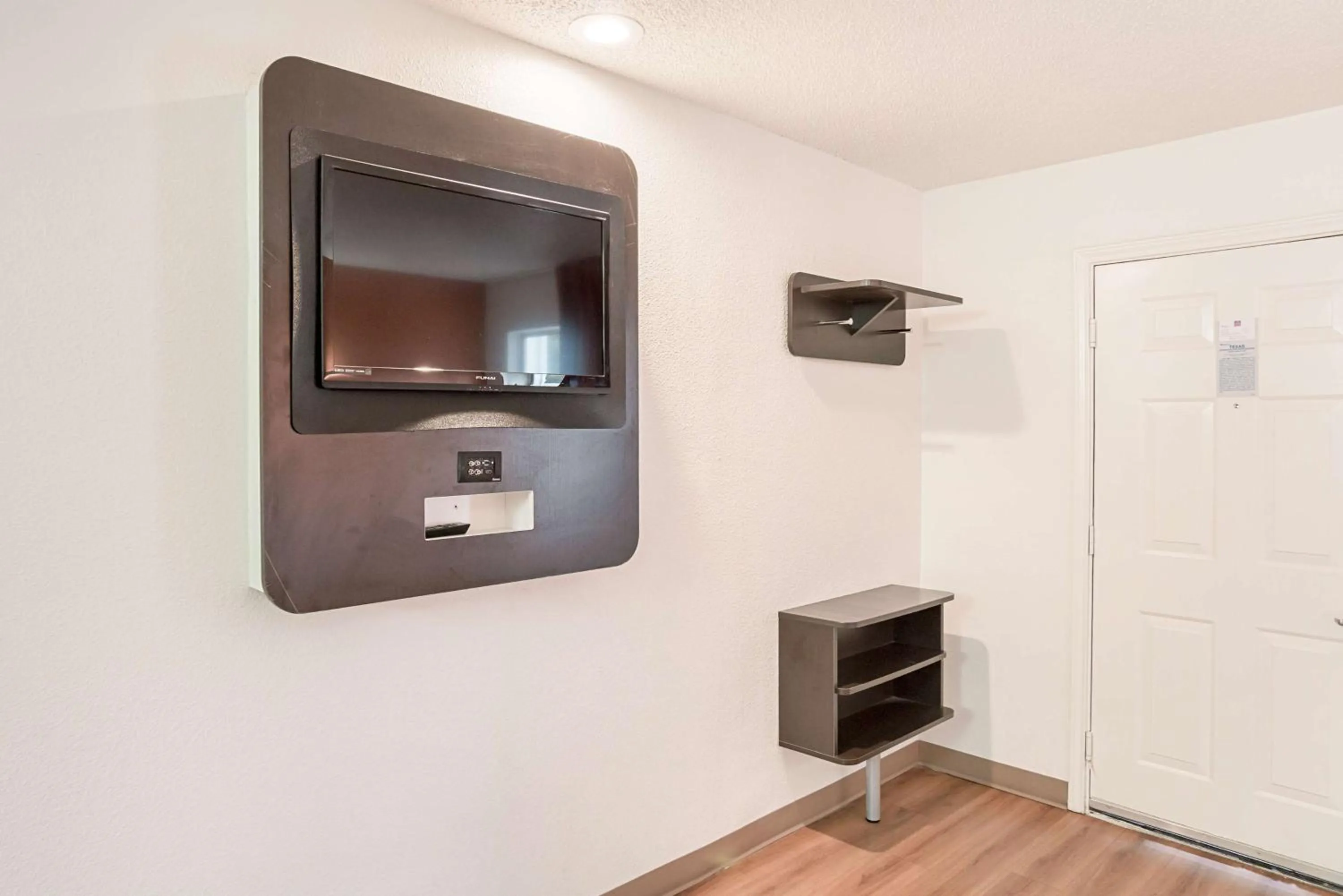 TV and multimedia in Motel 6-Grand Prairie, TX - Near Six Flags Drive