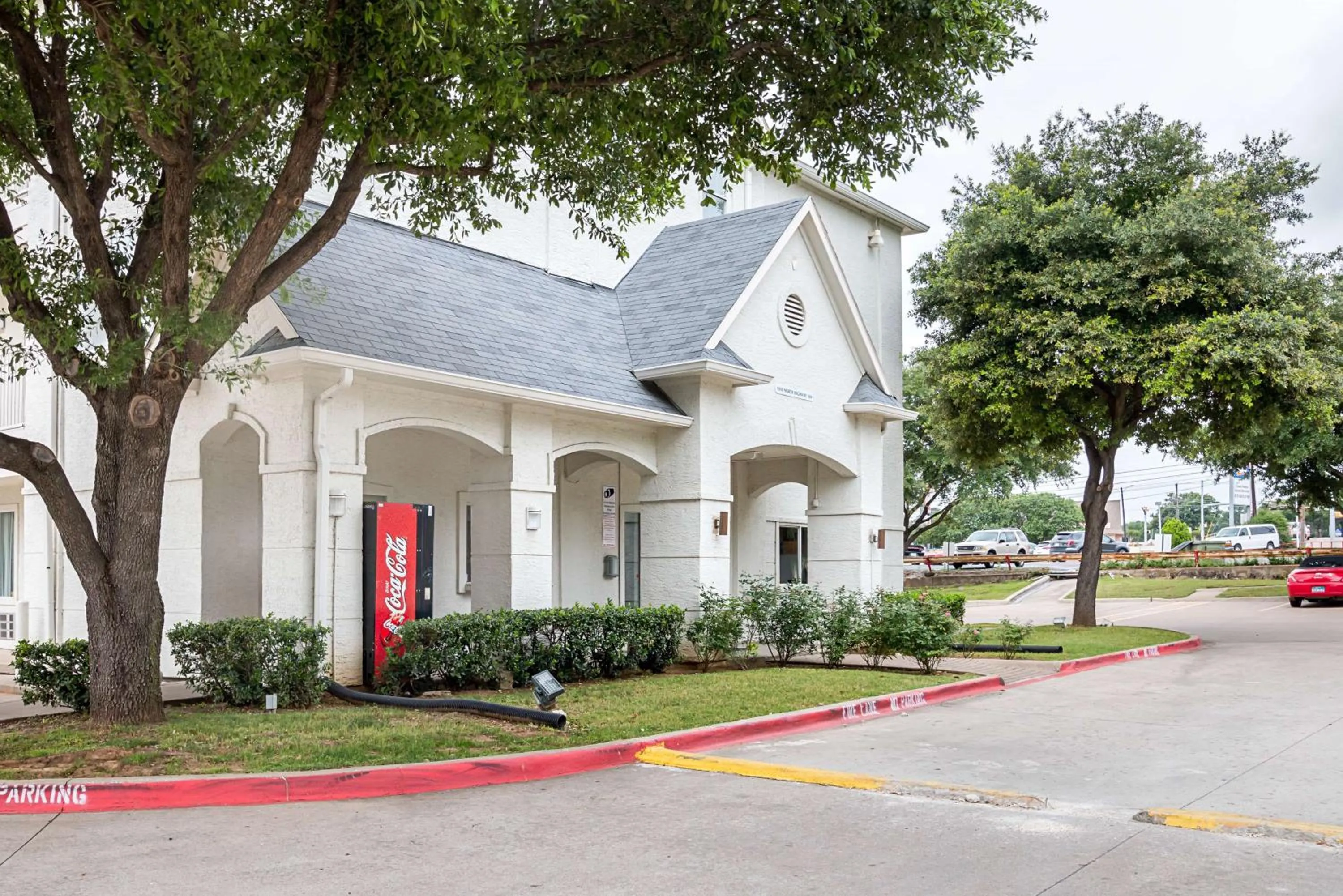 Property building in Motel 6-Grand Prairie, TX - Near Six Flags Drive