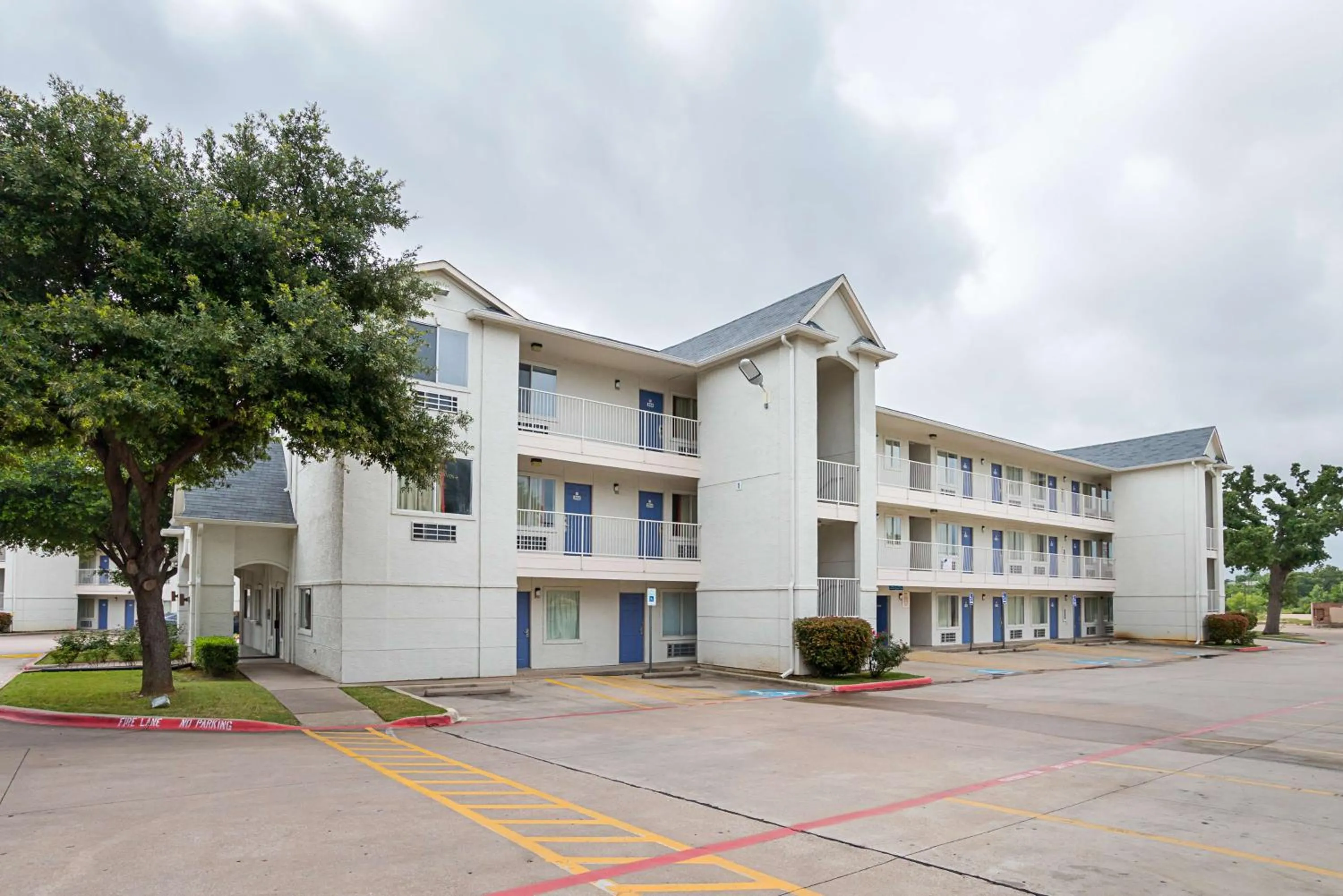 Property building in Motel 6-Grand Prairie, TX - Near Six Flags Drive