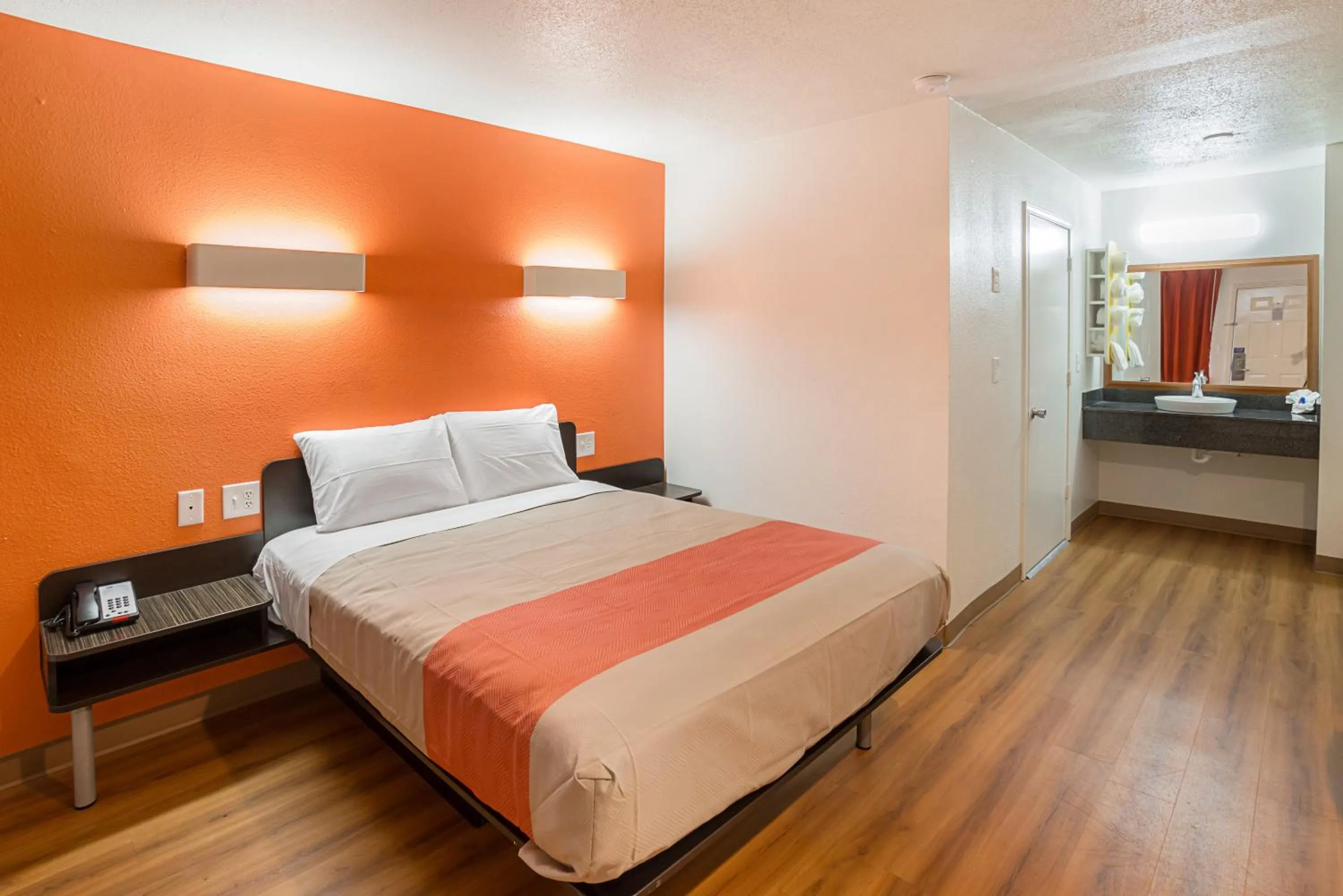 Bedroom, Bed in Motel 6-Grand Prairie, TX - Near Six Flags Drive