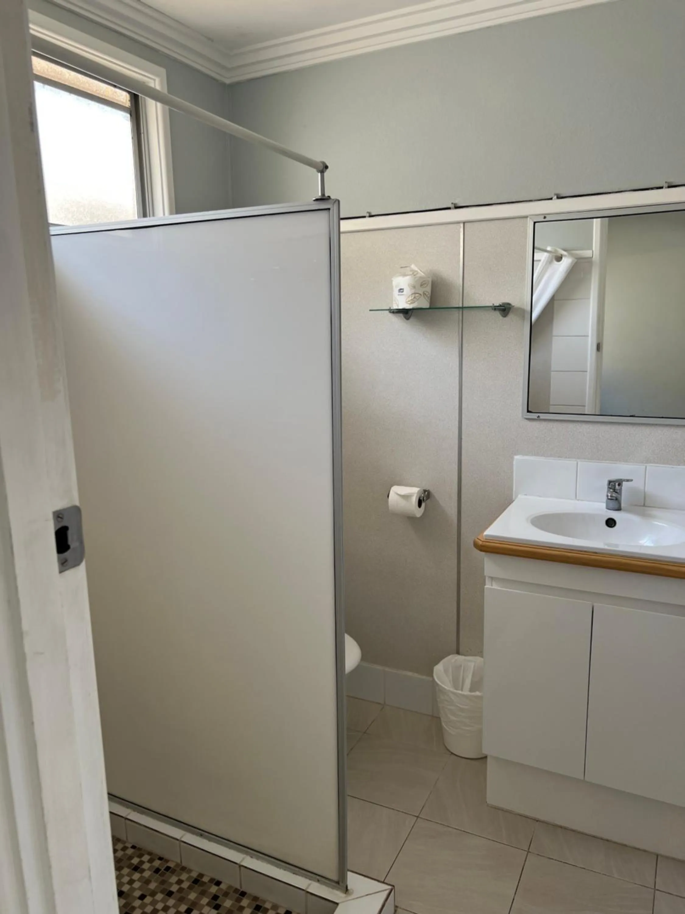 Bathroom in Restawile Motel