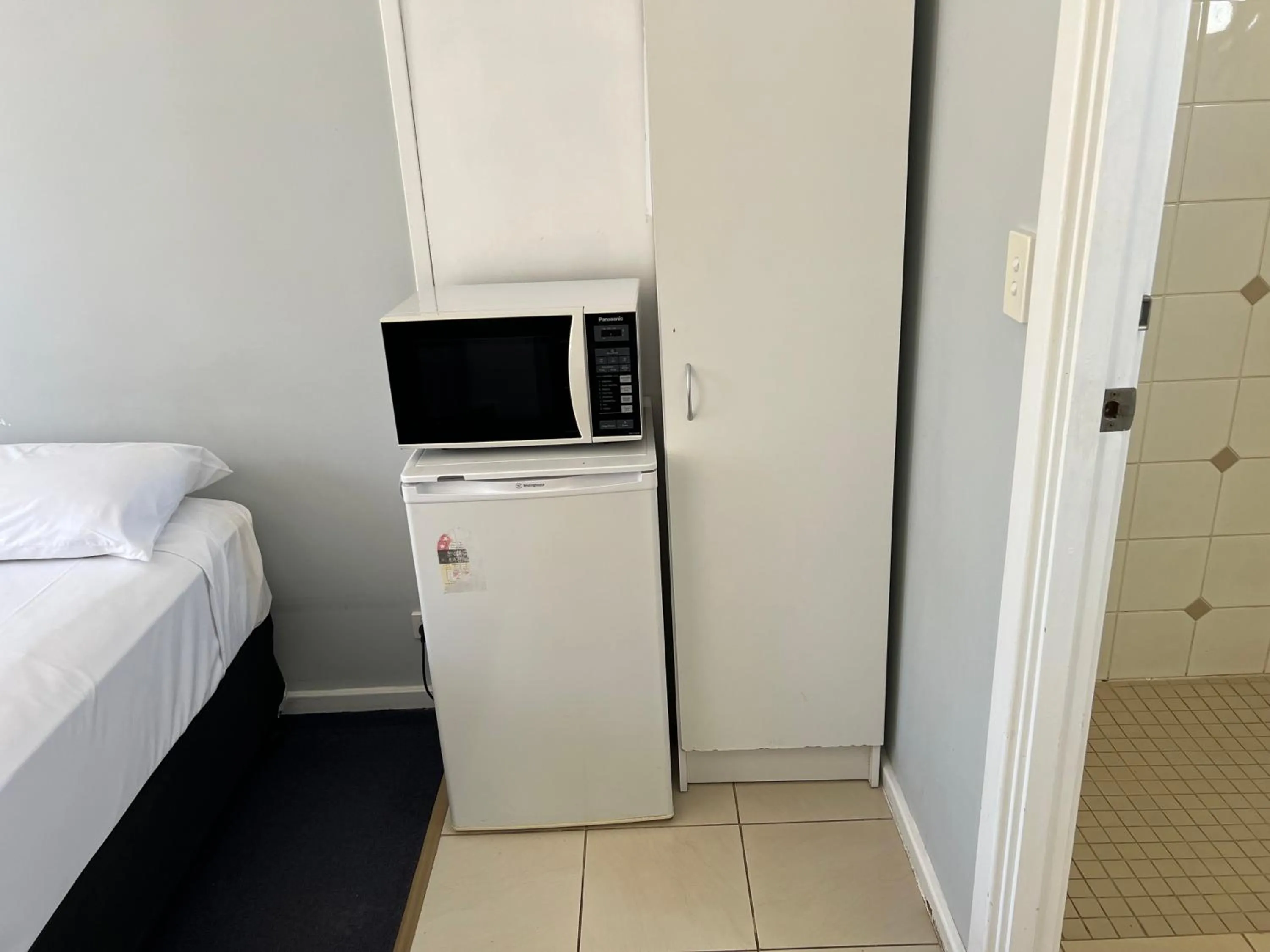 microwave, Bed in Restawile Motel