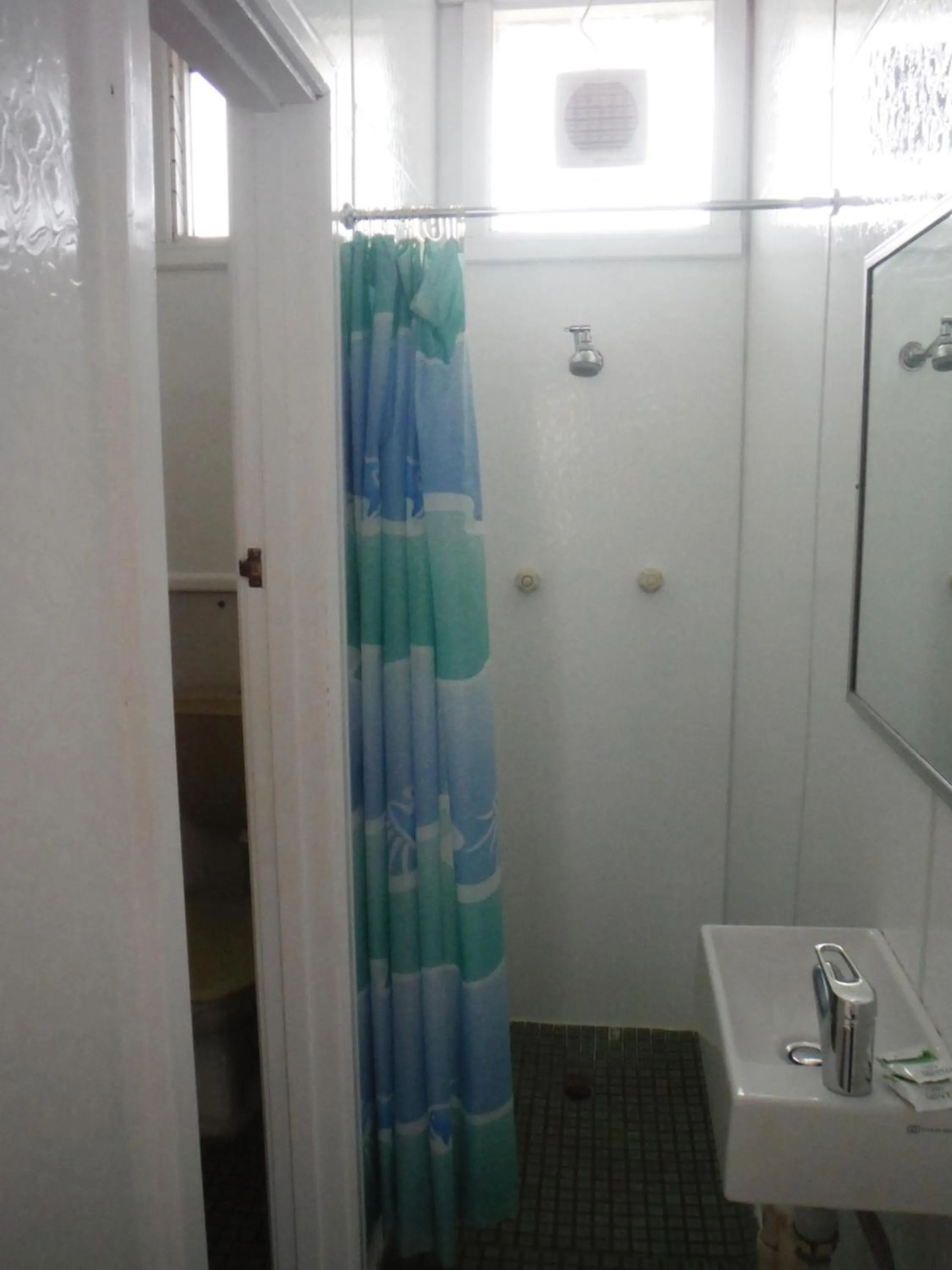 Shower in Restawile Motel