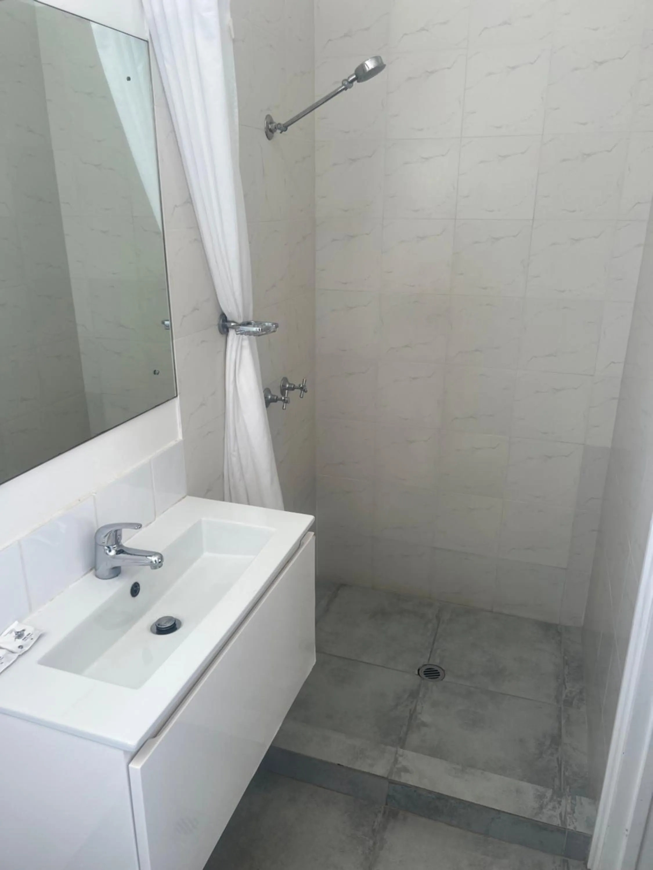 Shower in Restawile Motel