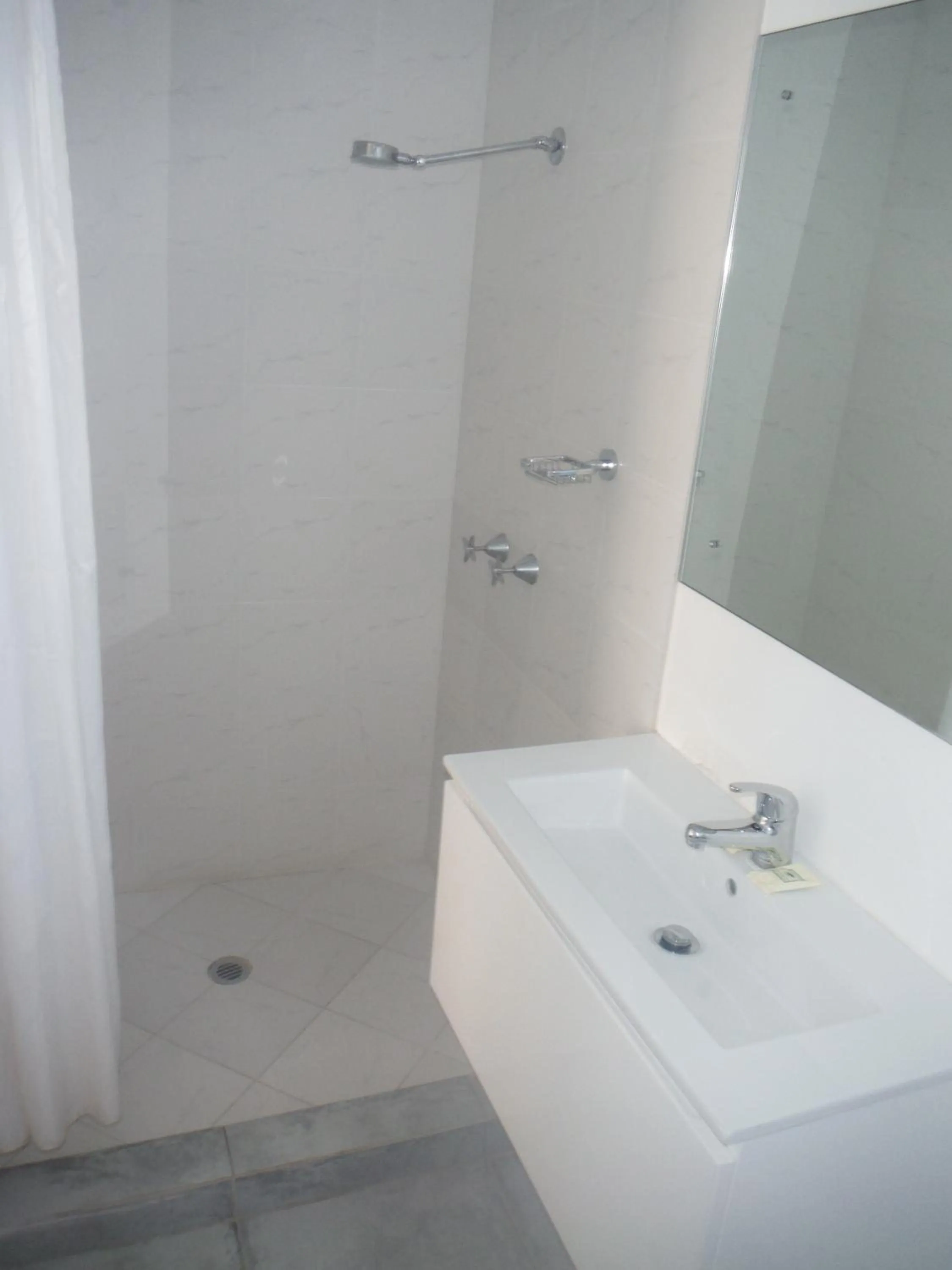 Shower in Restawile Motel