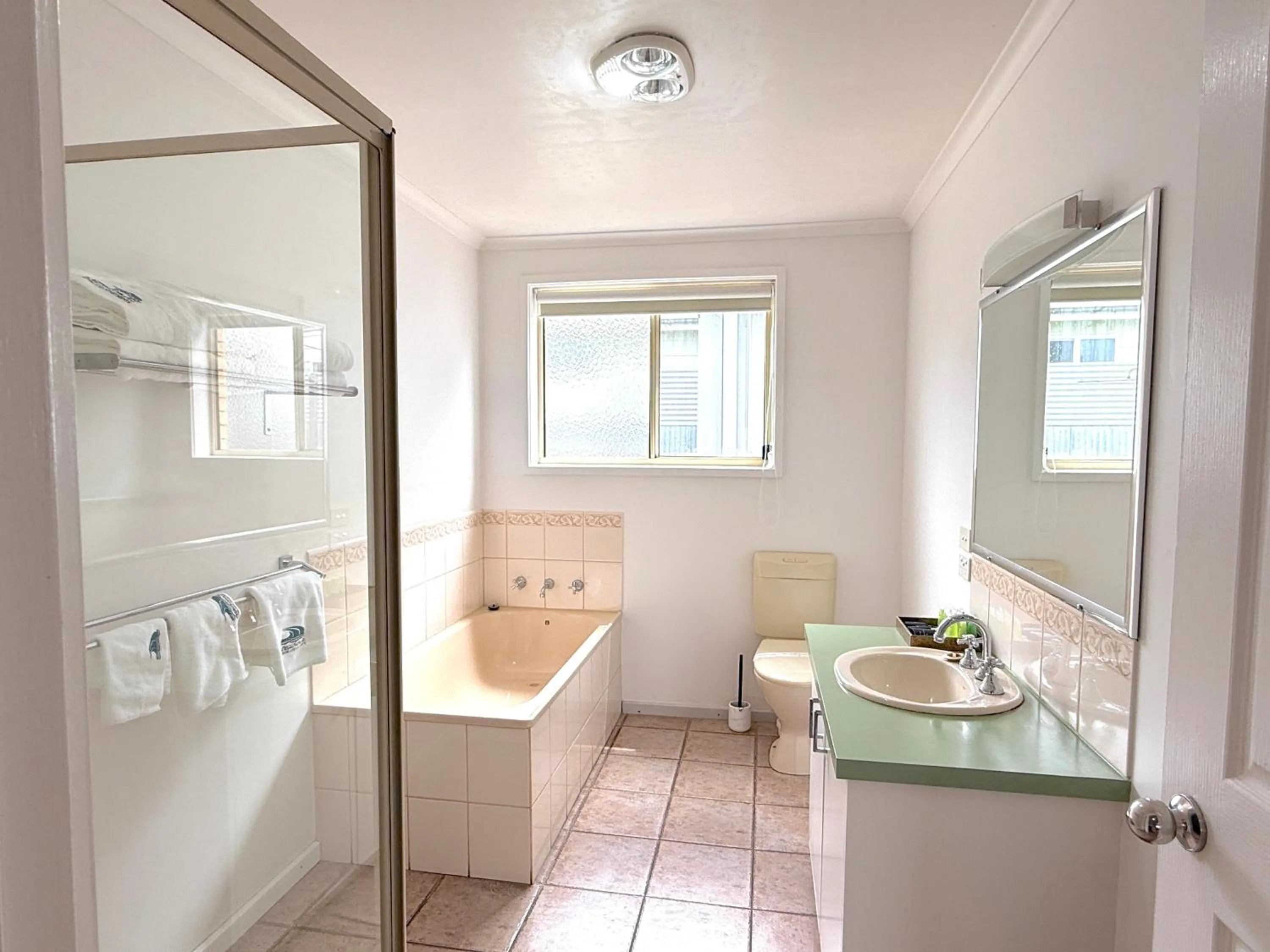 Bathroom in Beachcomber Motel & Apartments