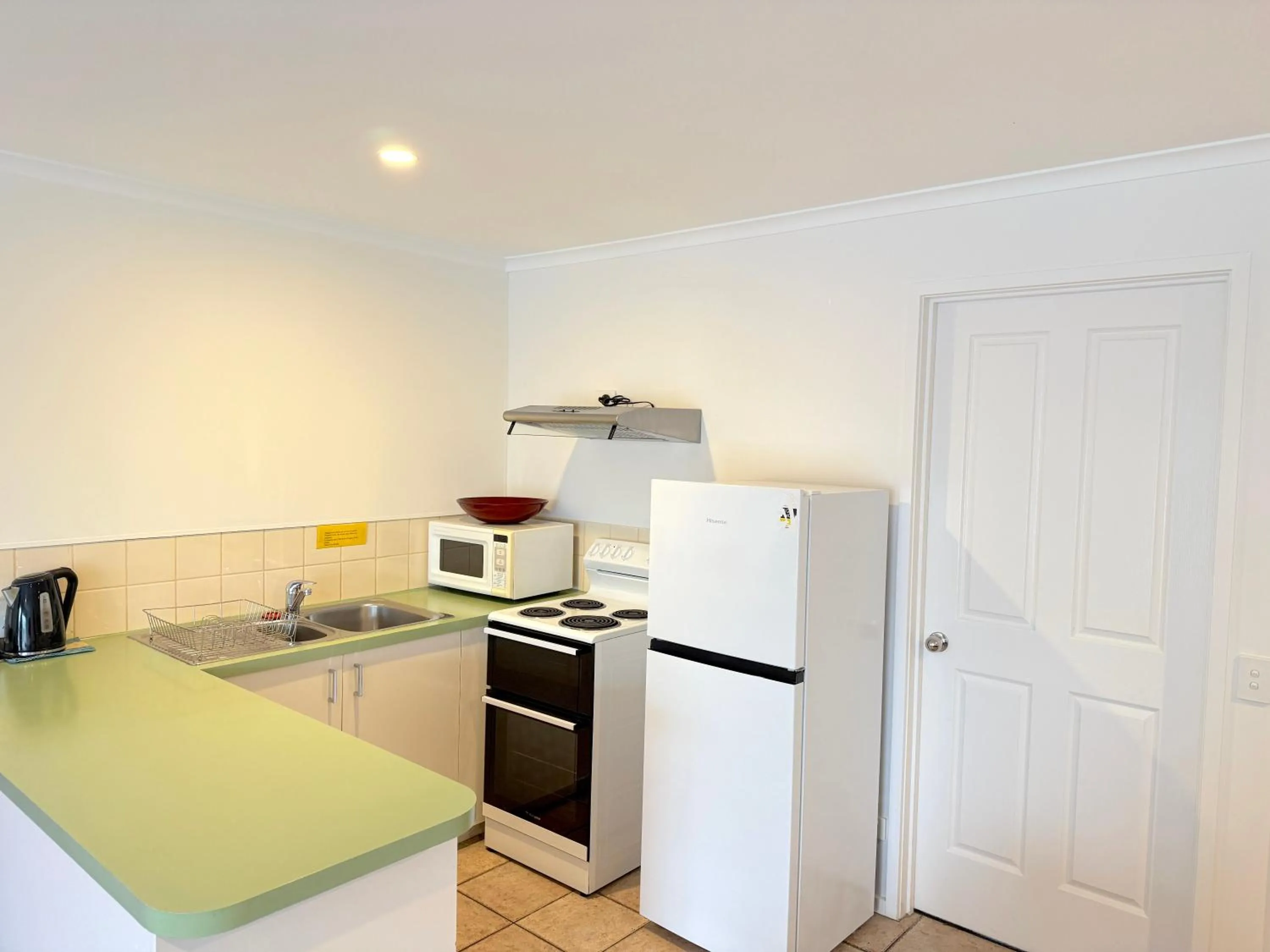 kitchen in Beachcomber Motel & Apartments