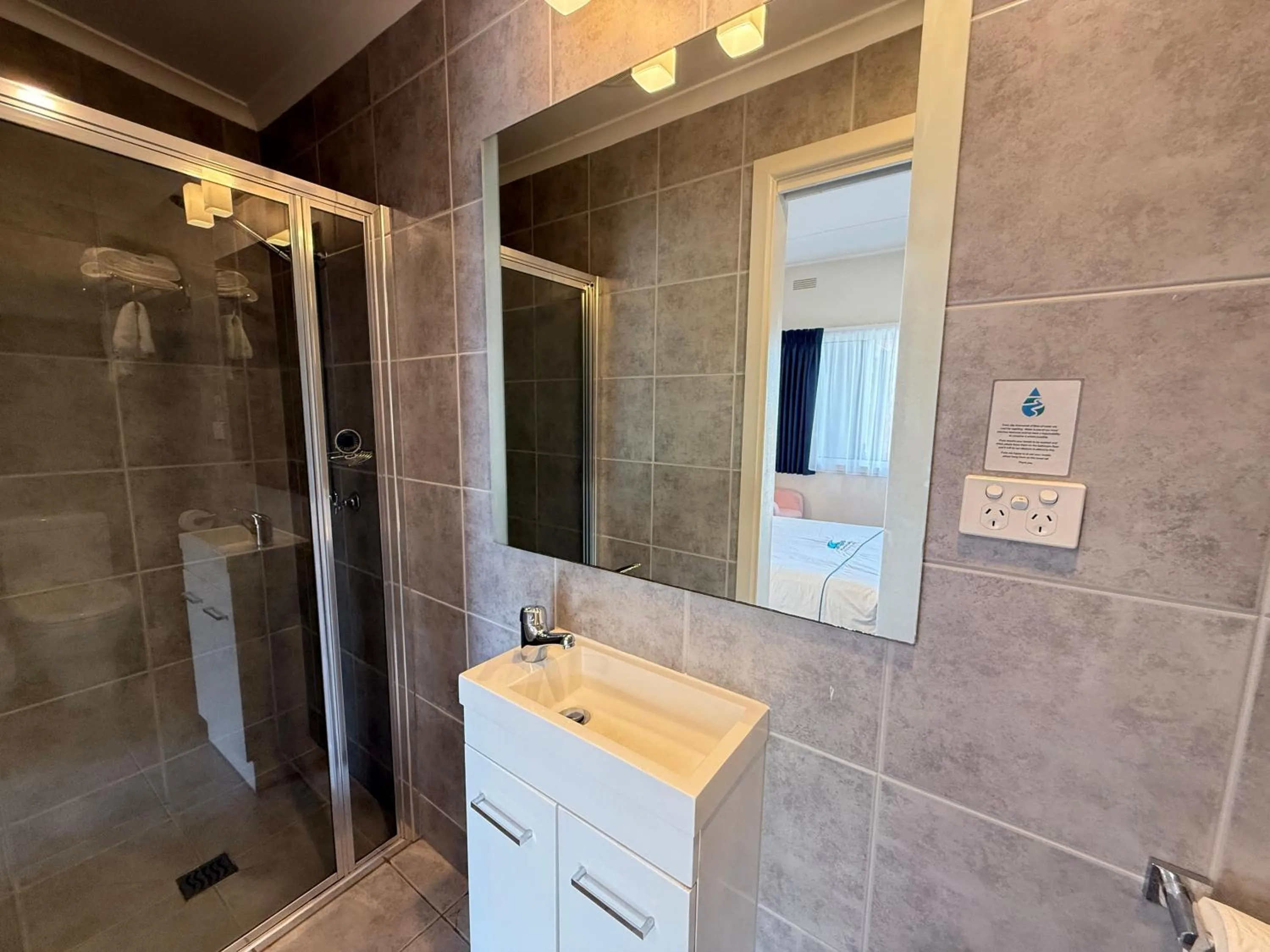 Bathroom in Beachcomber Motel & Apartments