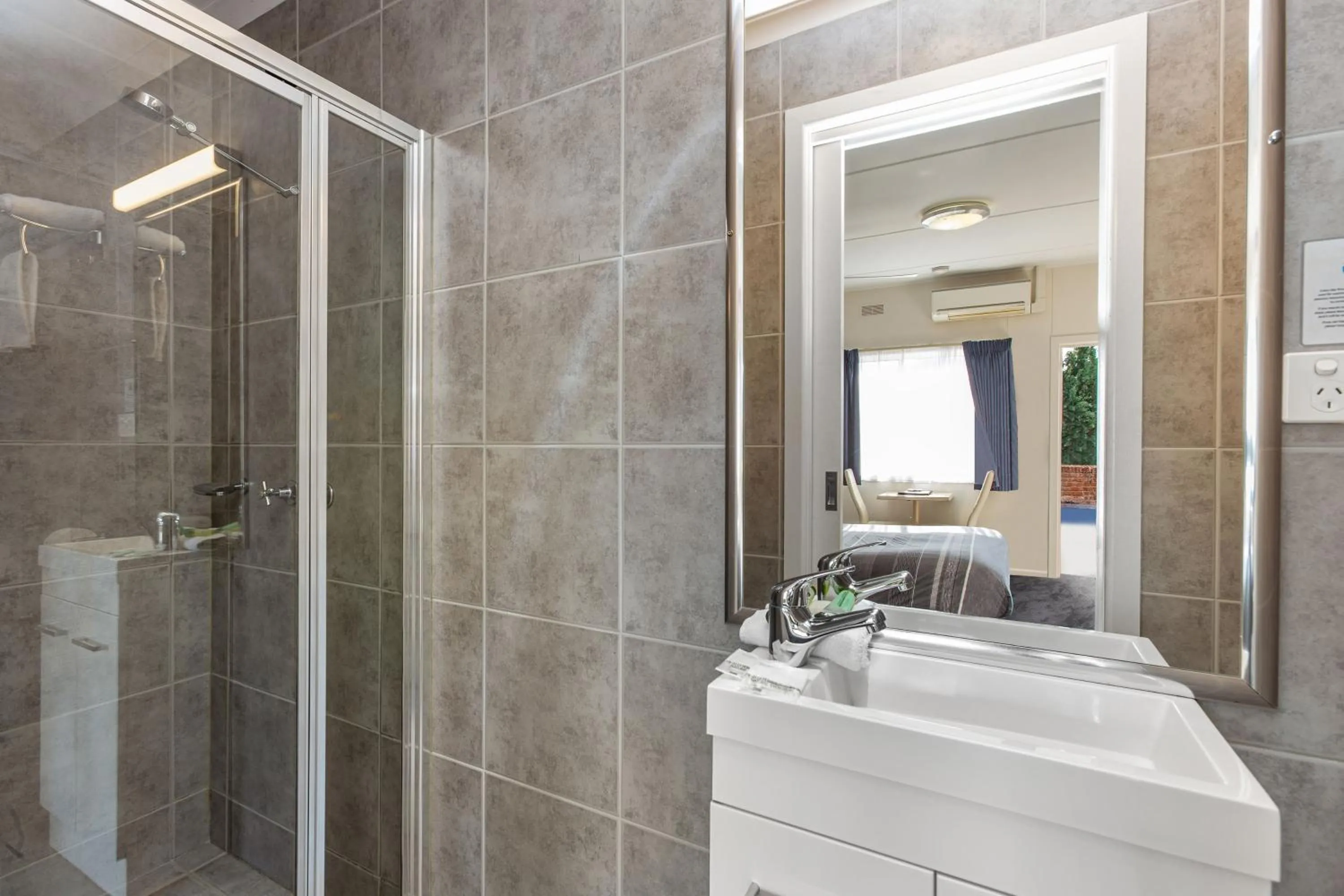 Bathroom in Beachcomber Motel & Apartments