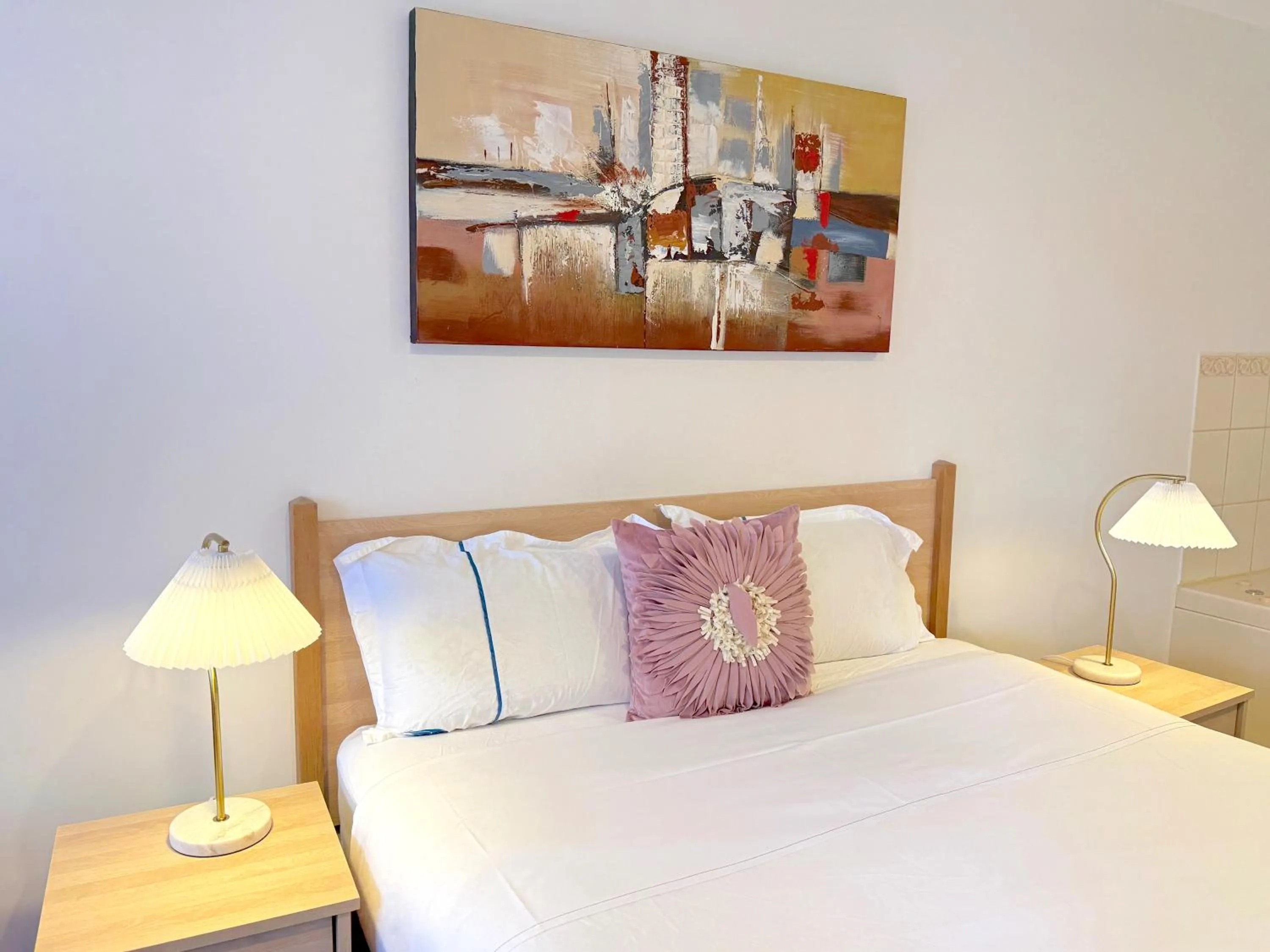 Bed in Beachcomber Motel & Apartments