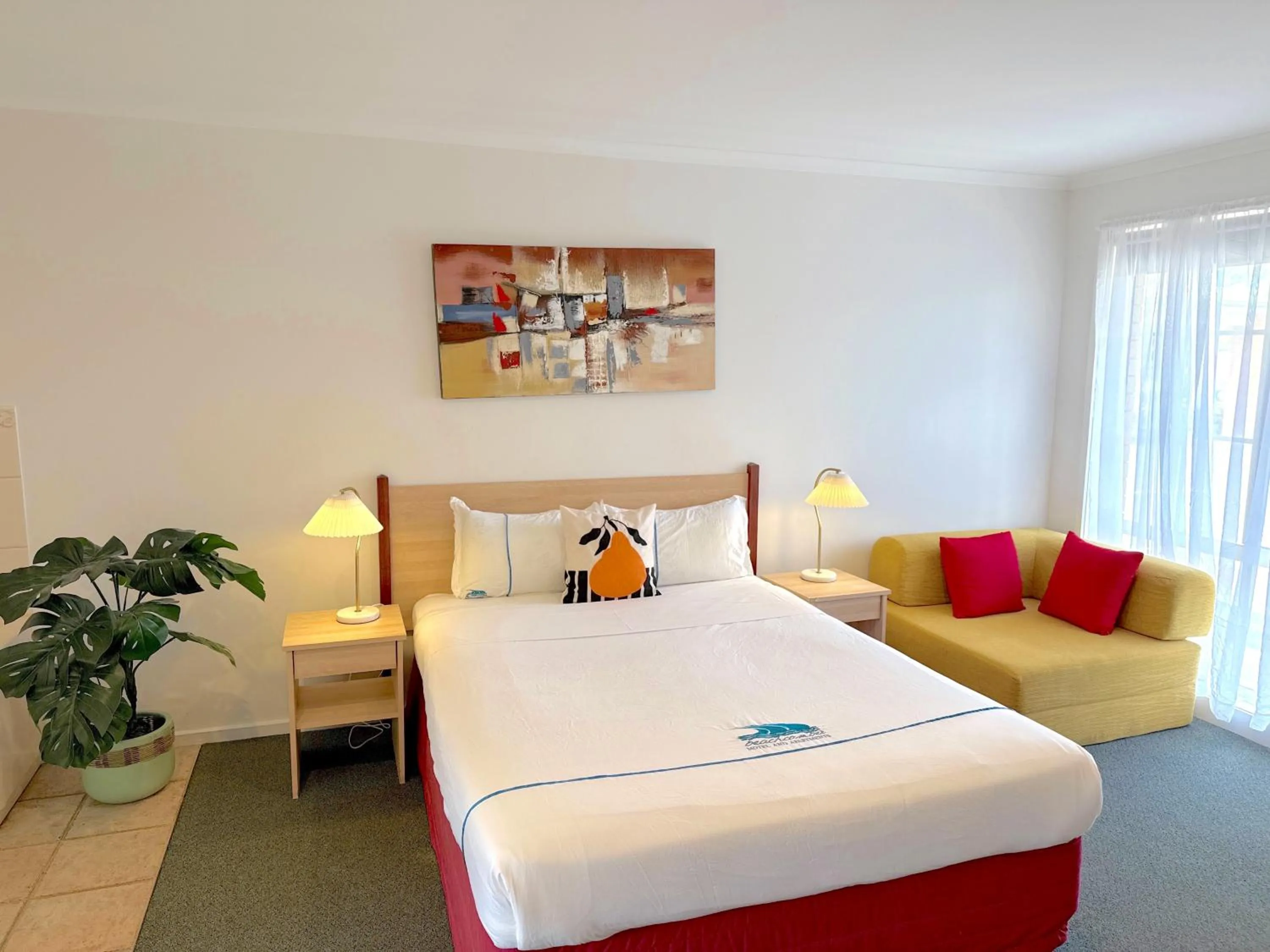 Bedroom, Bed in Beachcomber Motel & Apartments