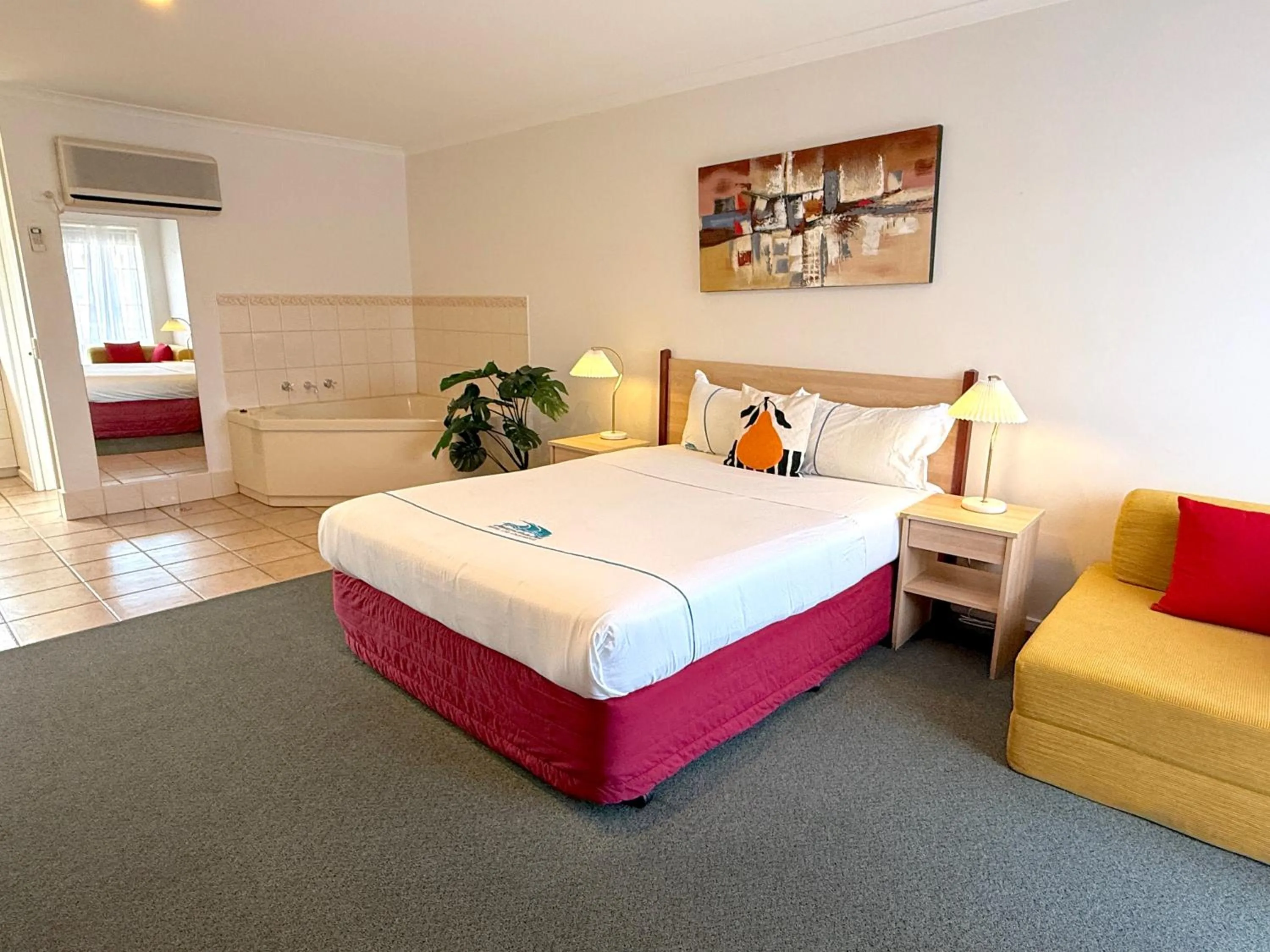 Property building, Bed in Beachcomber Motel & Apartments