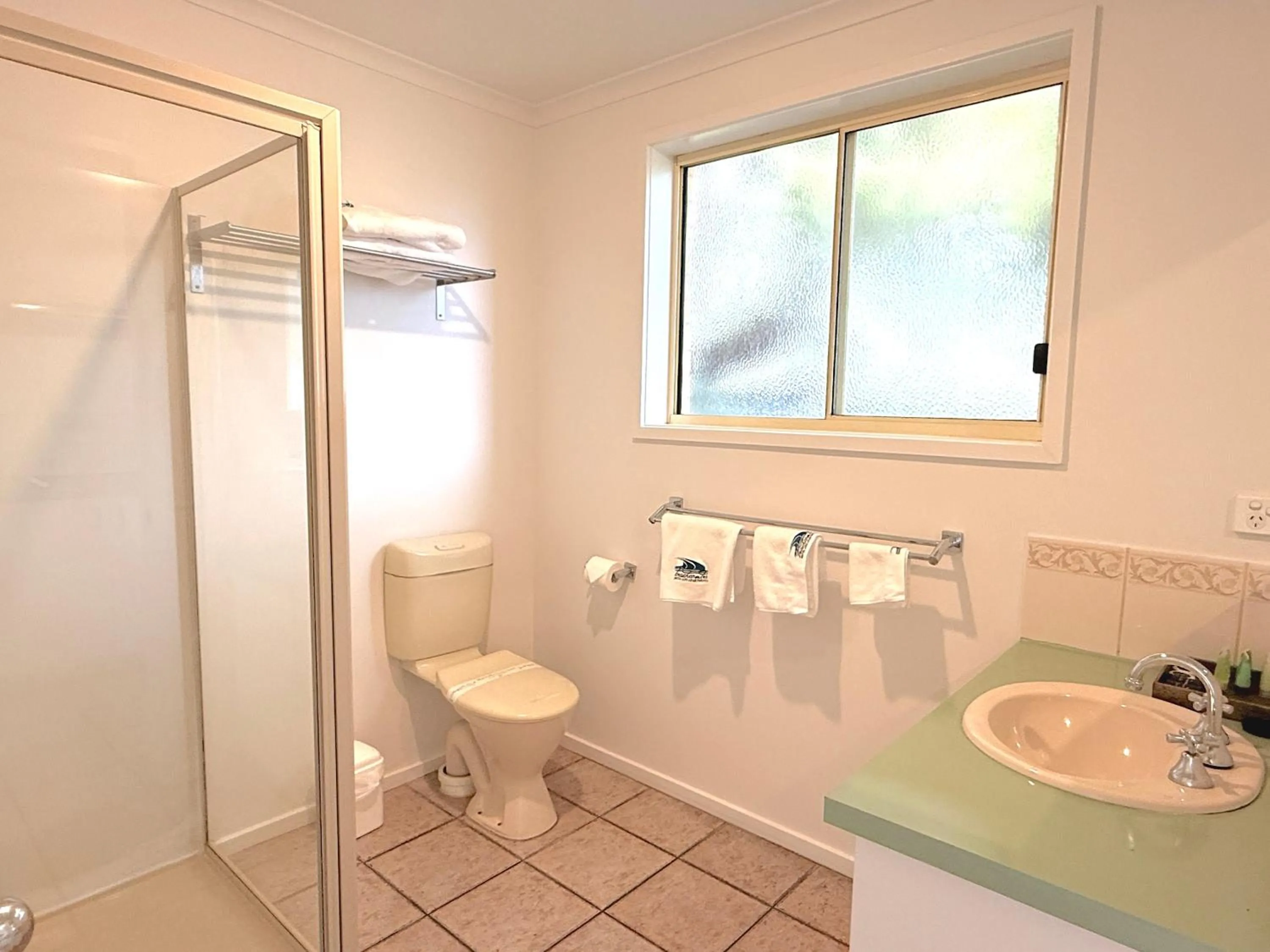 Bathroom in Beachcomber Motel & Apartments