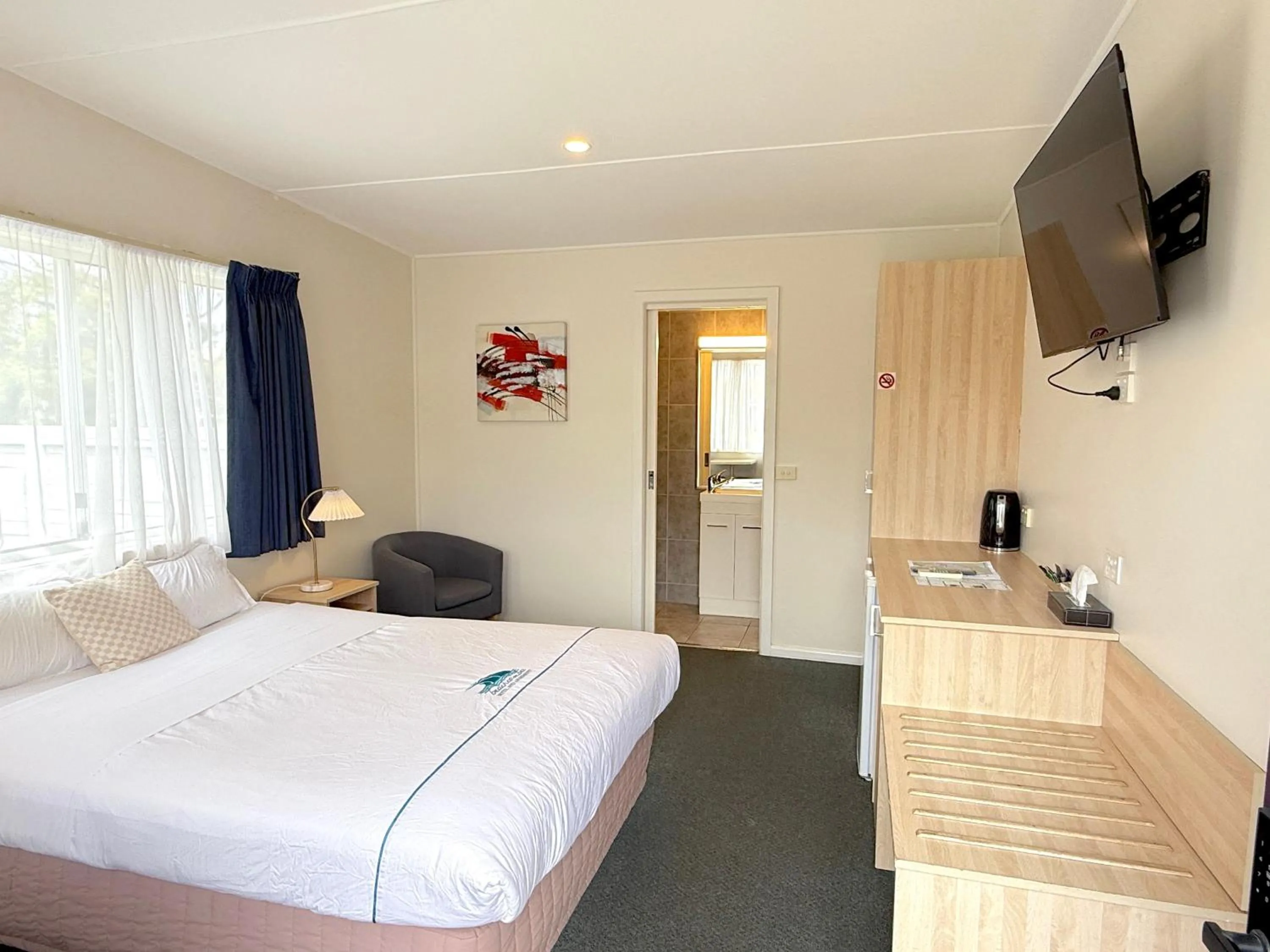 Bedroom, Bed in Beachcomber Motel & Apartments