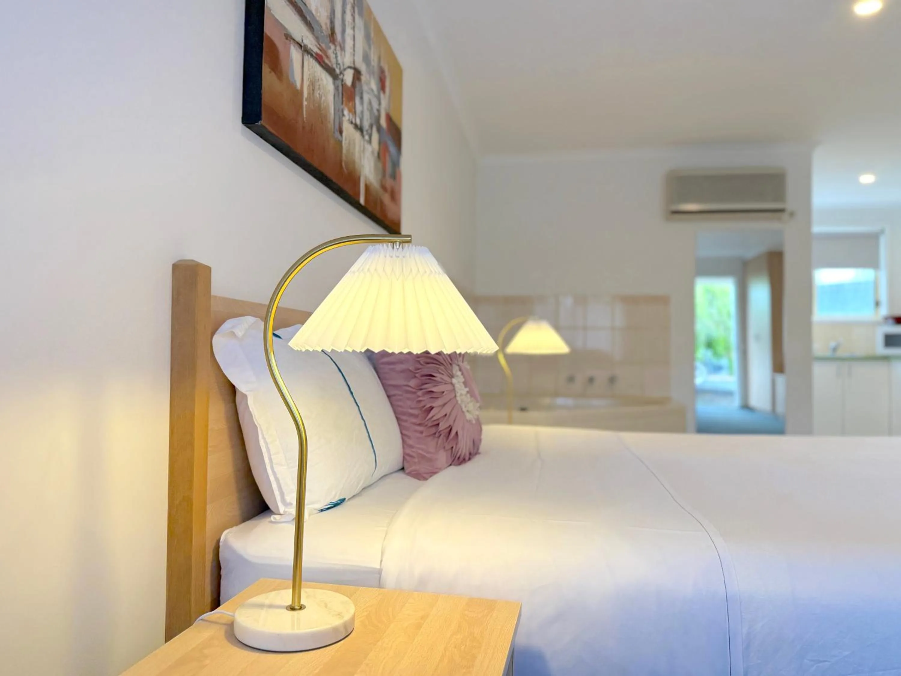 Bed in Beachcomber Motel & Apartments