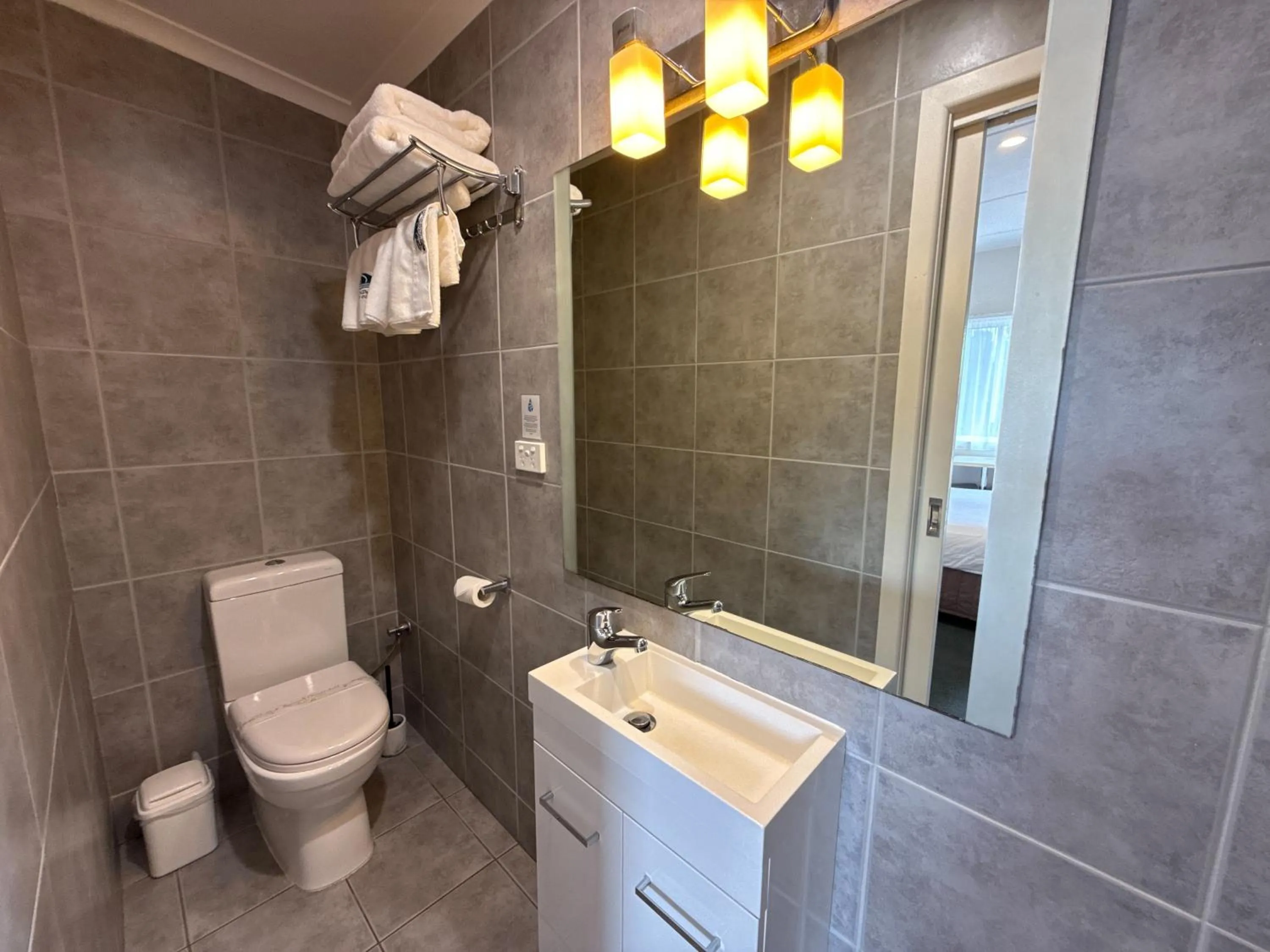 Toilet in Beachcomber Motel & Apartments