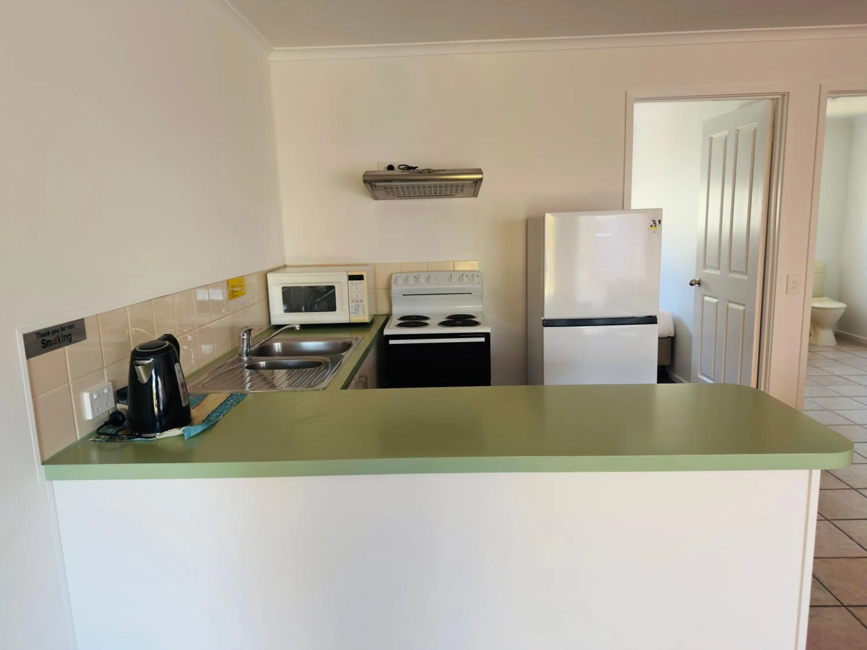 kitchen in Beachcomber Motel & Apartments