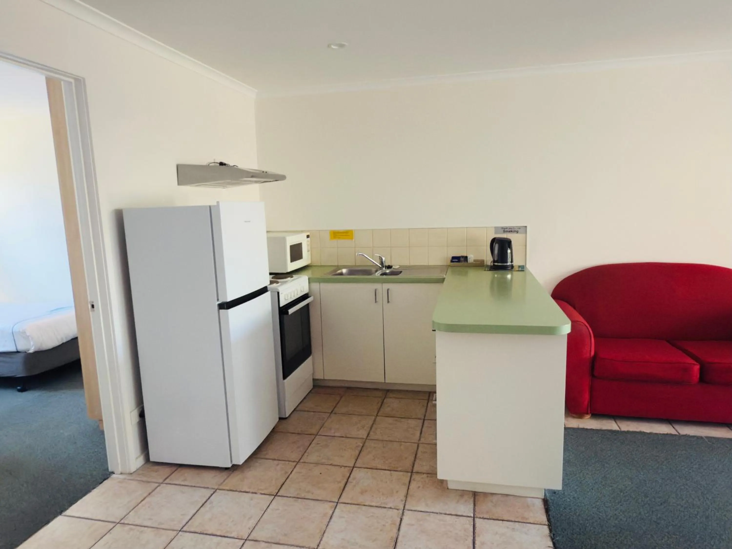 kitchen in Beachcomber Motel & Apartments