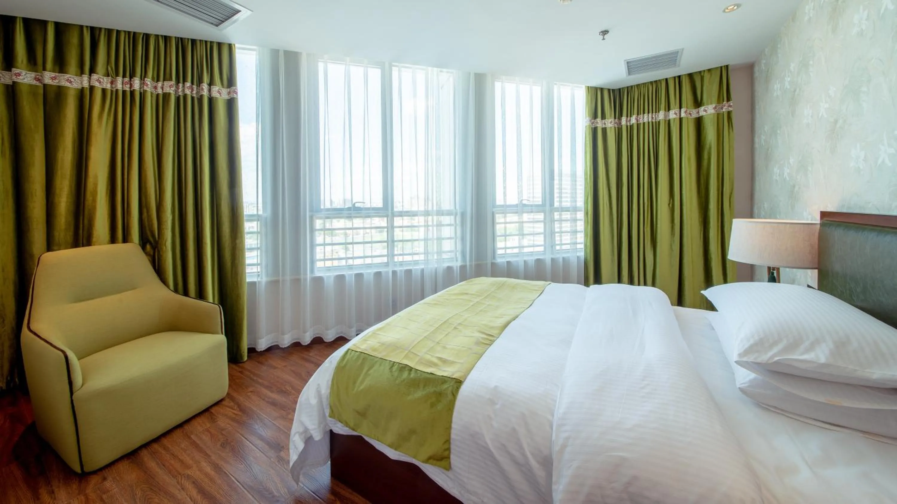 Bed in Beijing Sunflower Hotel--Beijing Universal Studios Resort