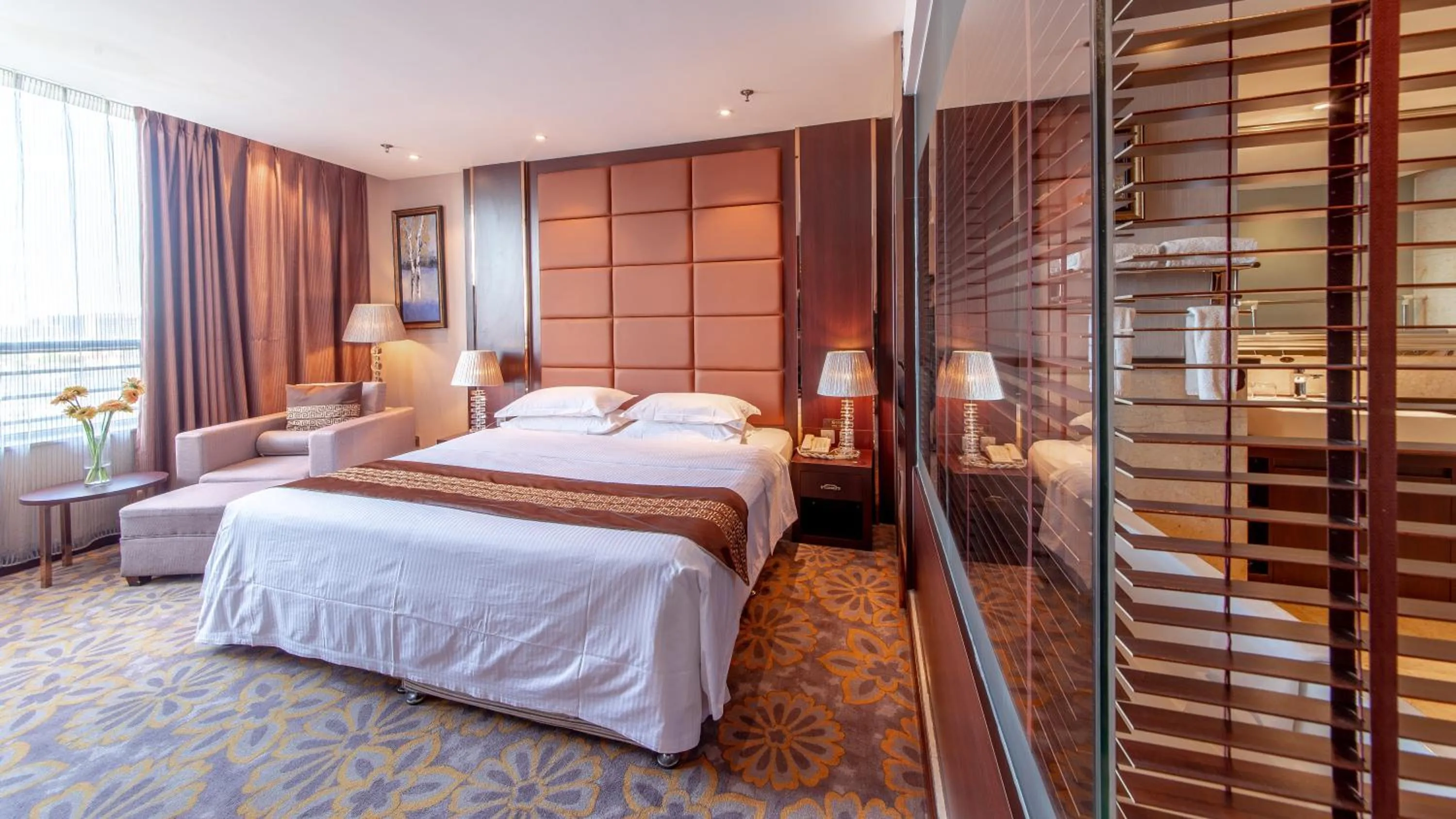 Bed in Beijing Sunflower Hotel--Beijing Universal Studios Resort