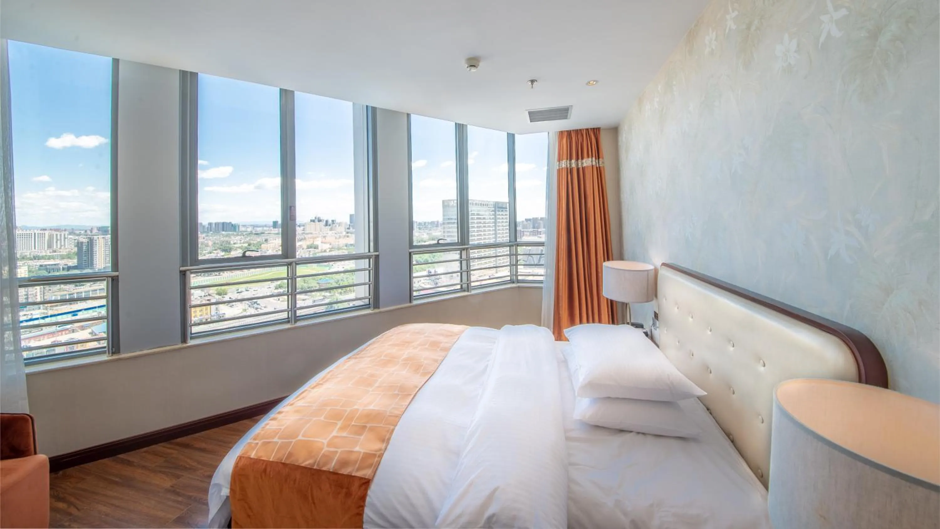 Bed in Beijing Sunflower Hotel--Beijing Universal Studios Resort