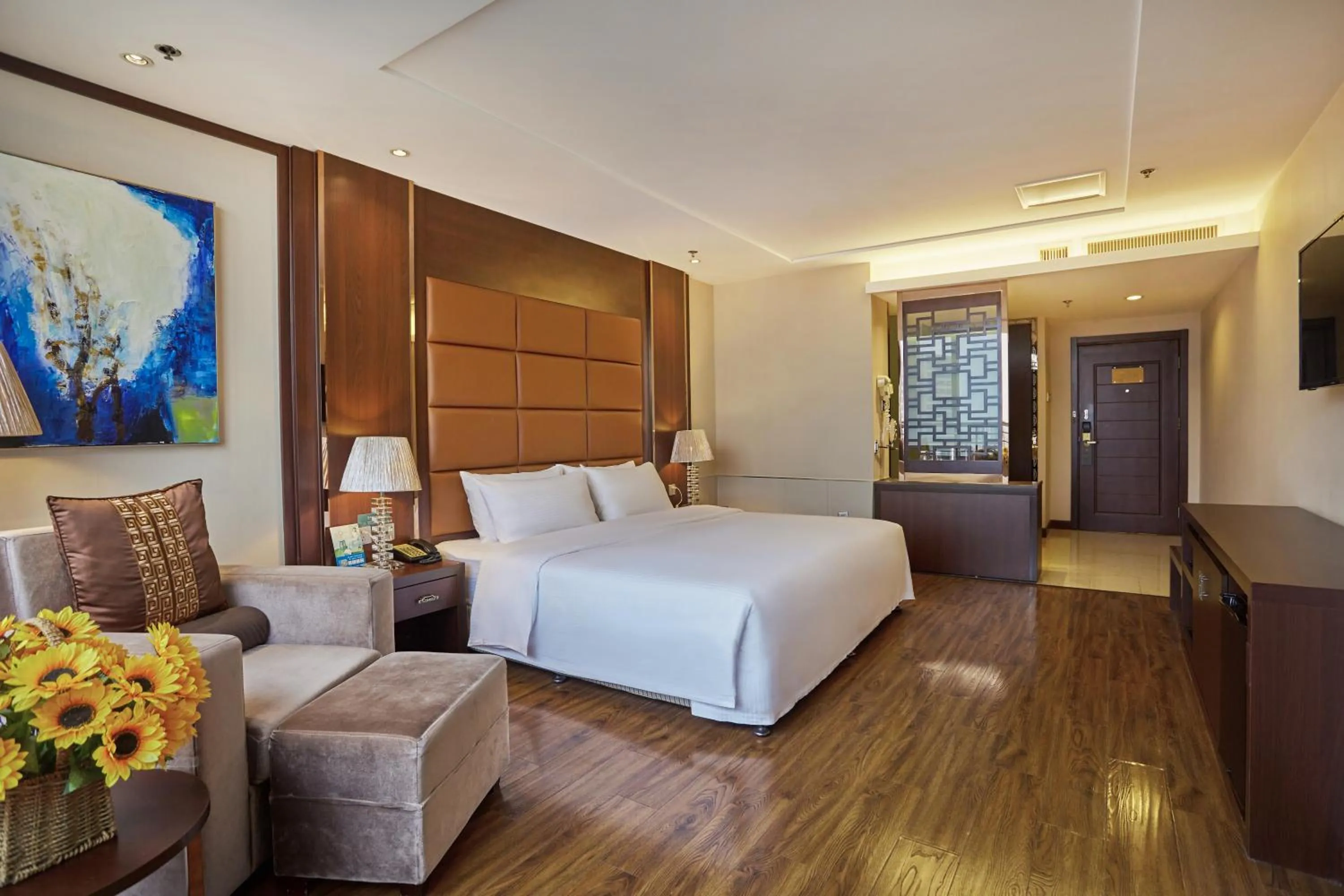 Bed in Beijing Sunflower Hotel--Beijing Universal Studios Resort