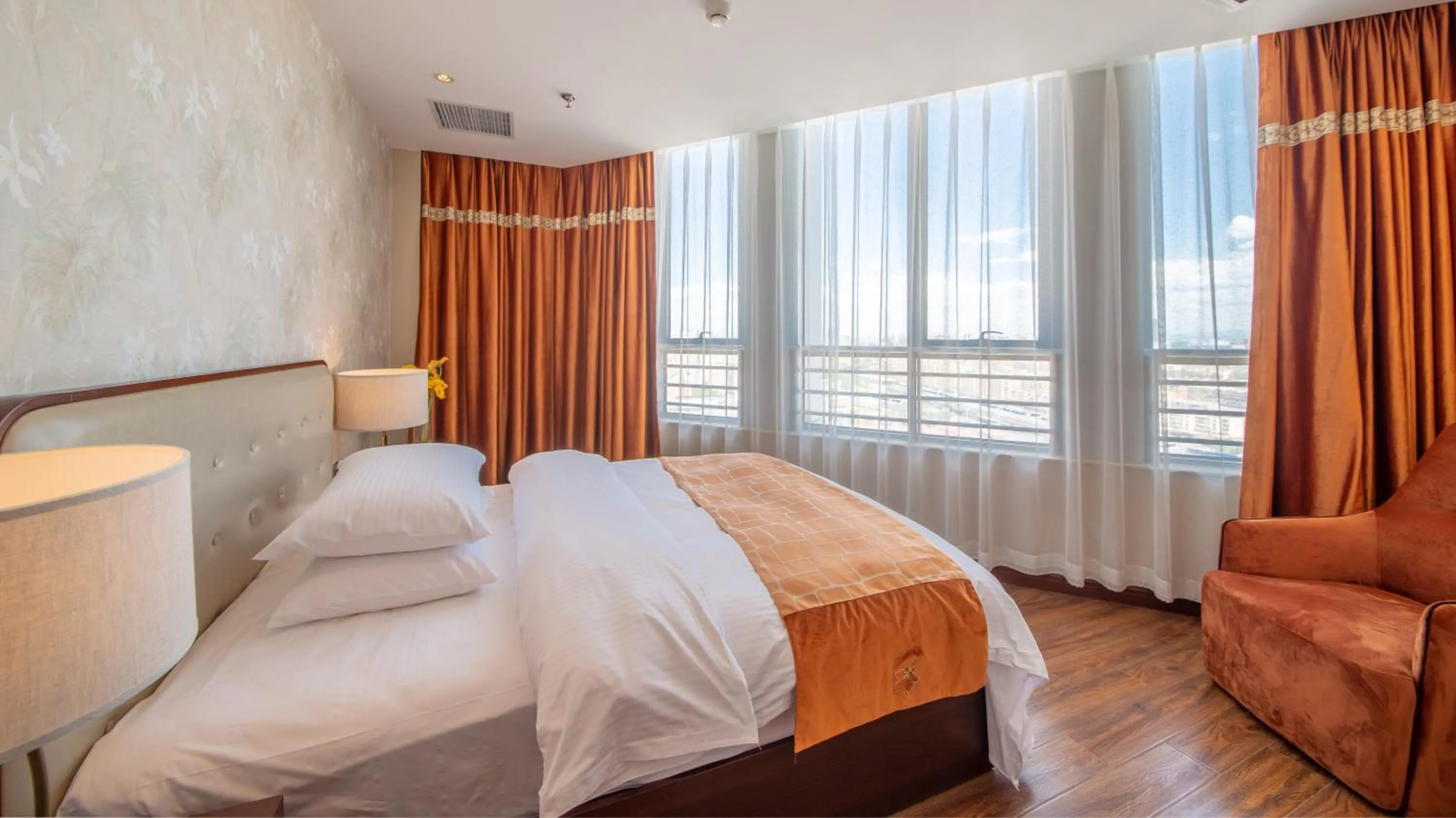 Bed in Beijing Sunflower Hotel--Beijing Universal Studios Resort