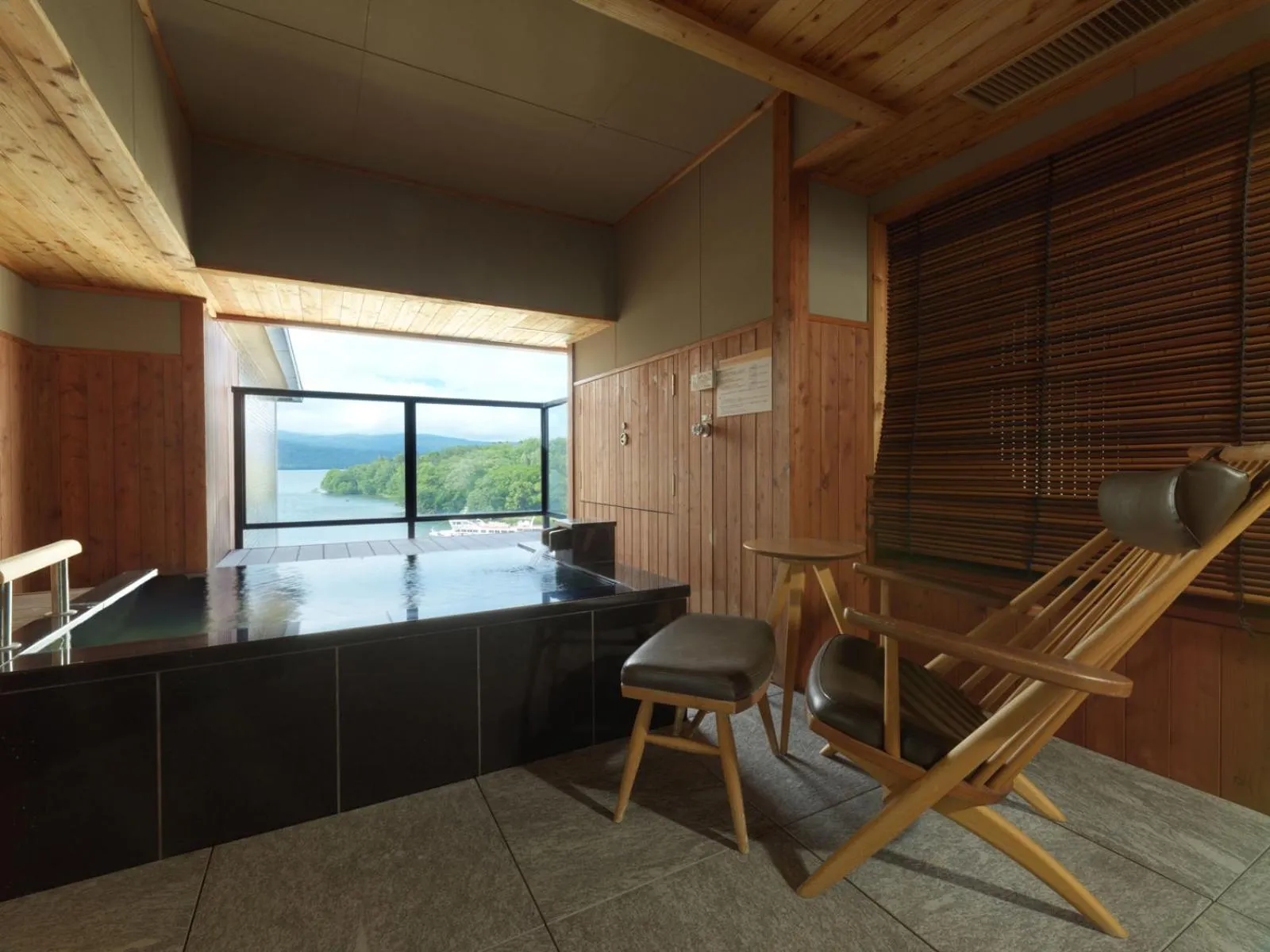 Hot Spring Bath in Akan Tsuruga Besso Hinanoza