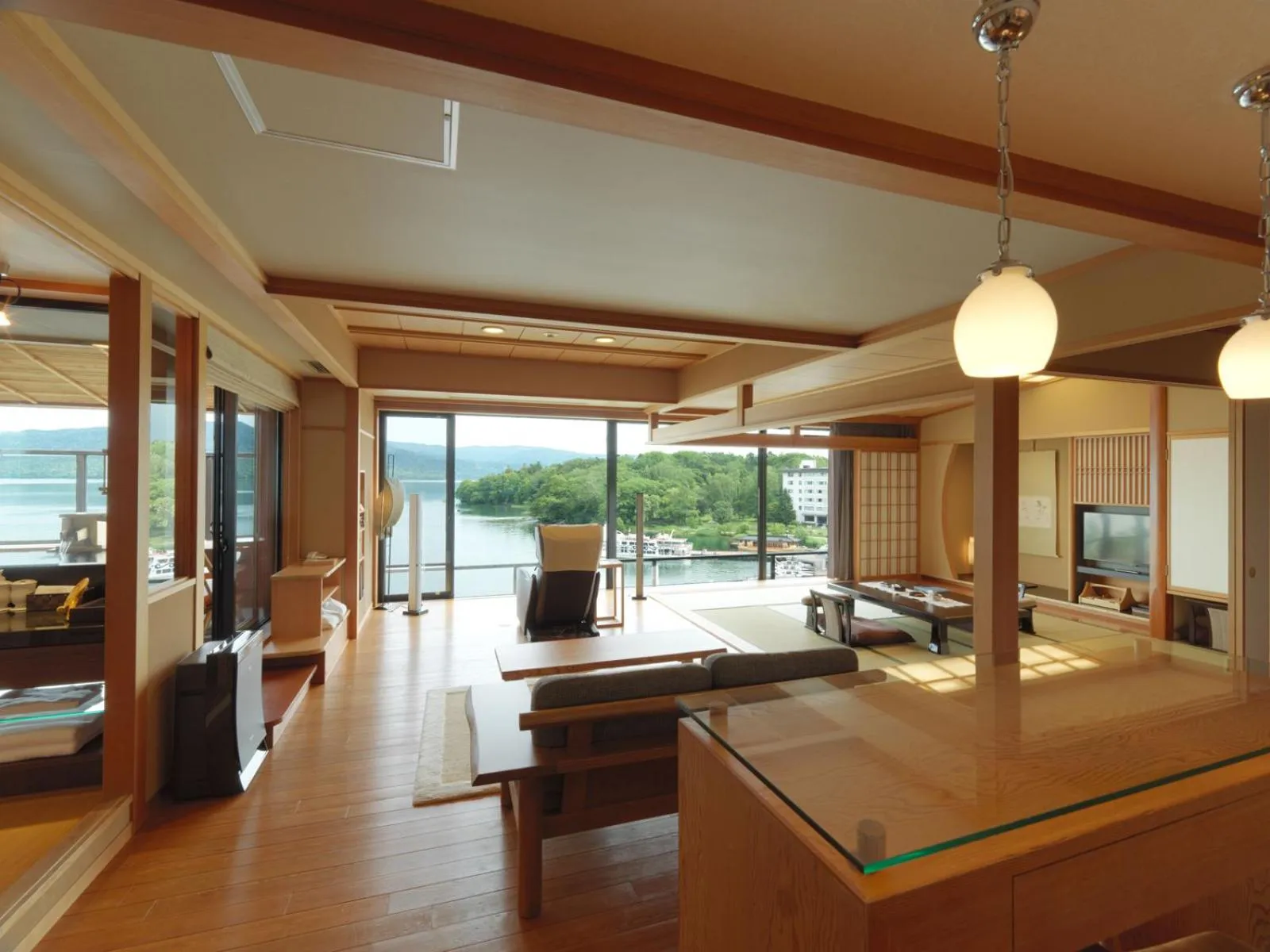 Photo of the whole room in Akan Tsuruga Besso Hinanoza