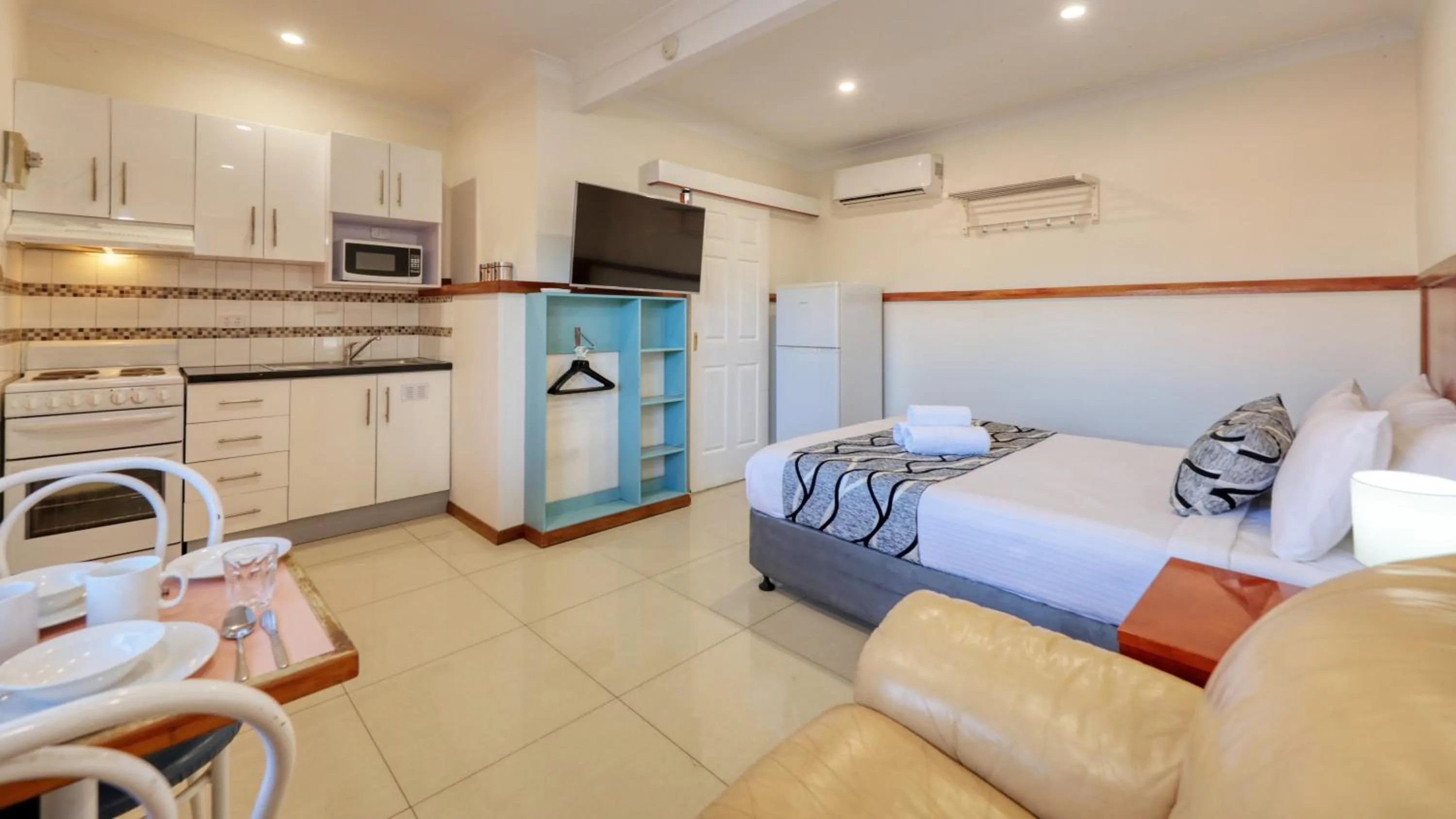 Bed in Across Country Motor Inn