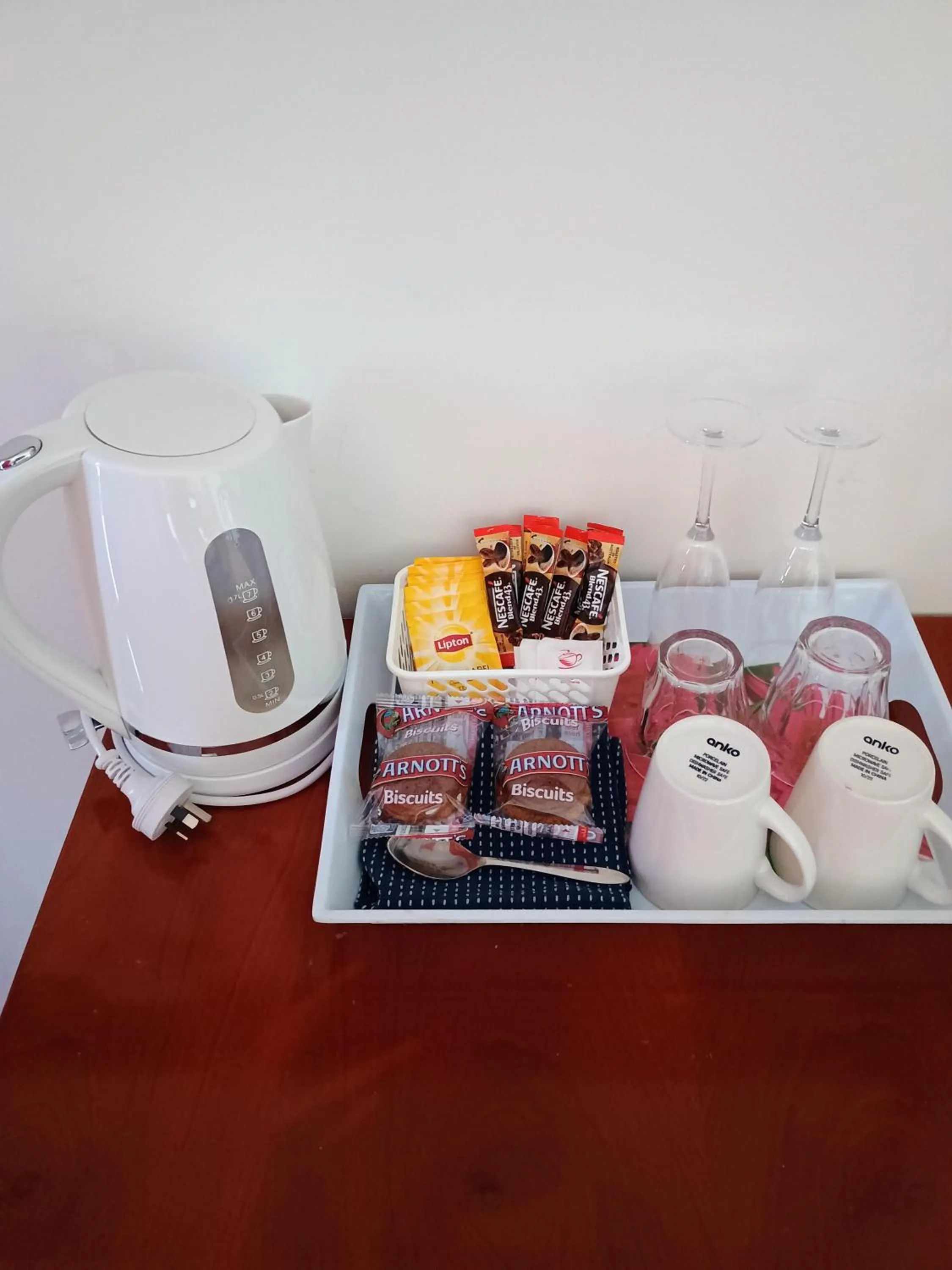 Coffee/tea facilities in Across Country Motor Inn