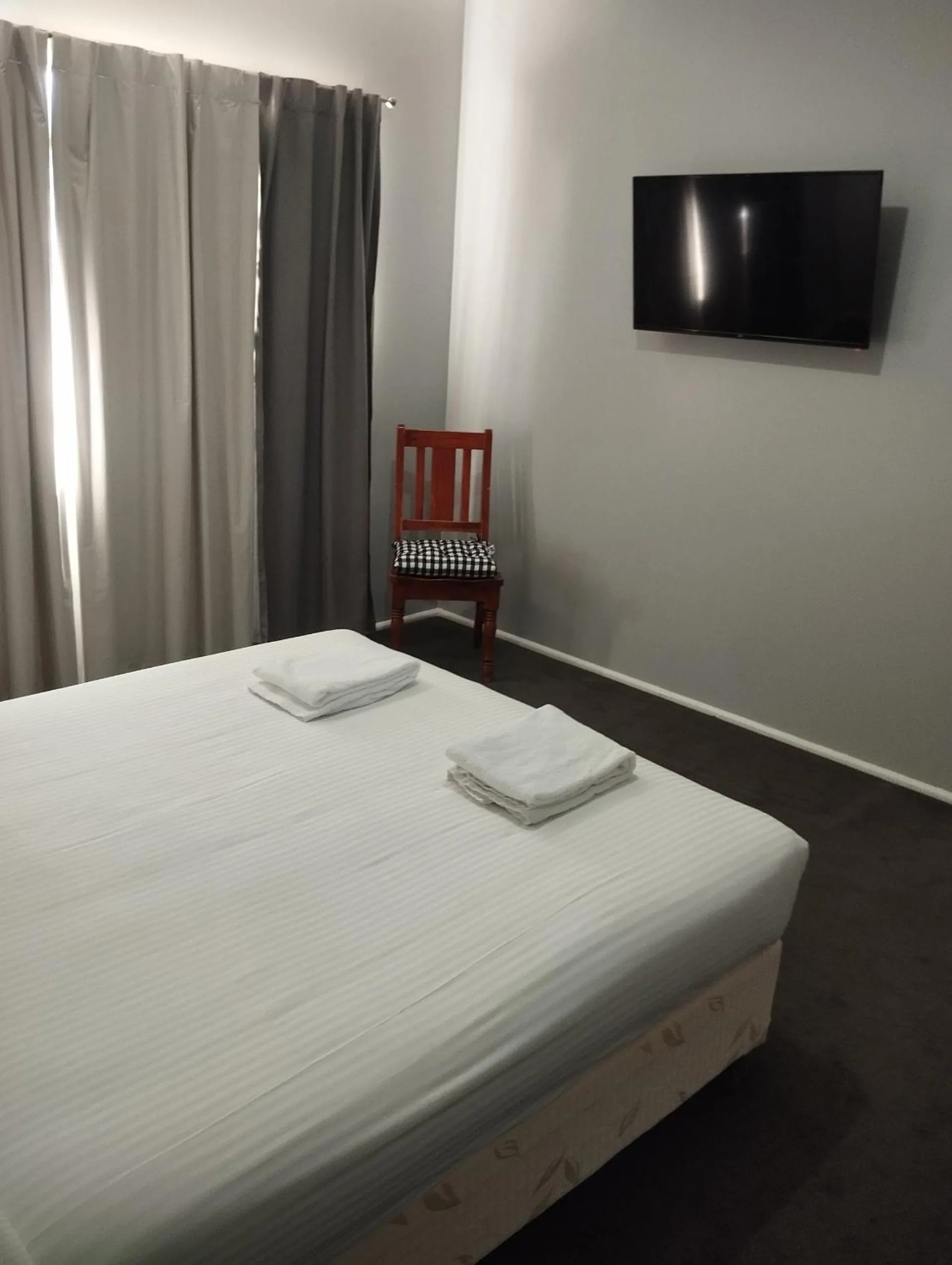 Bed in Across Country Motor Inn