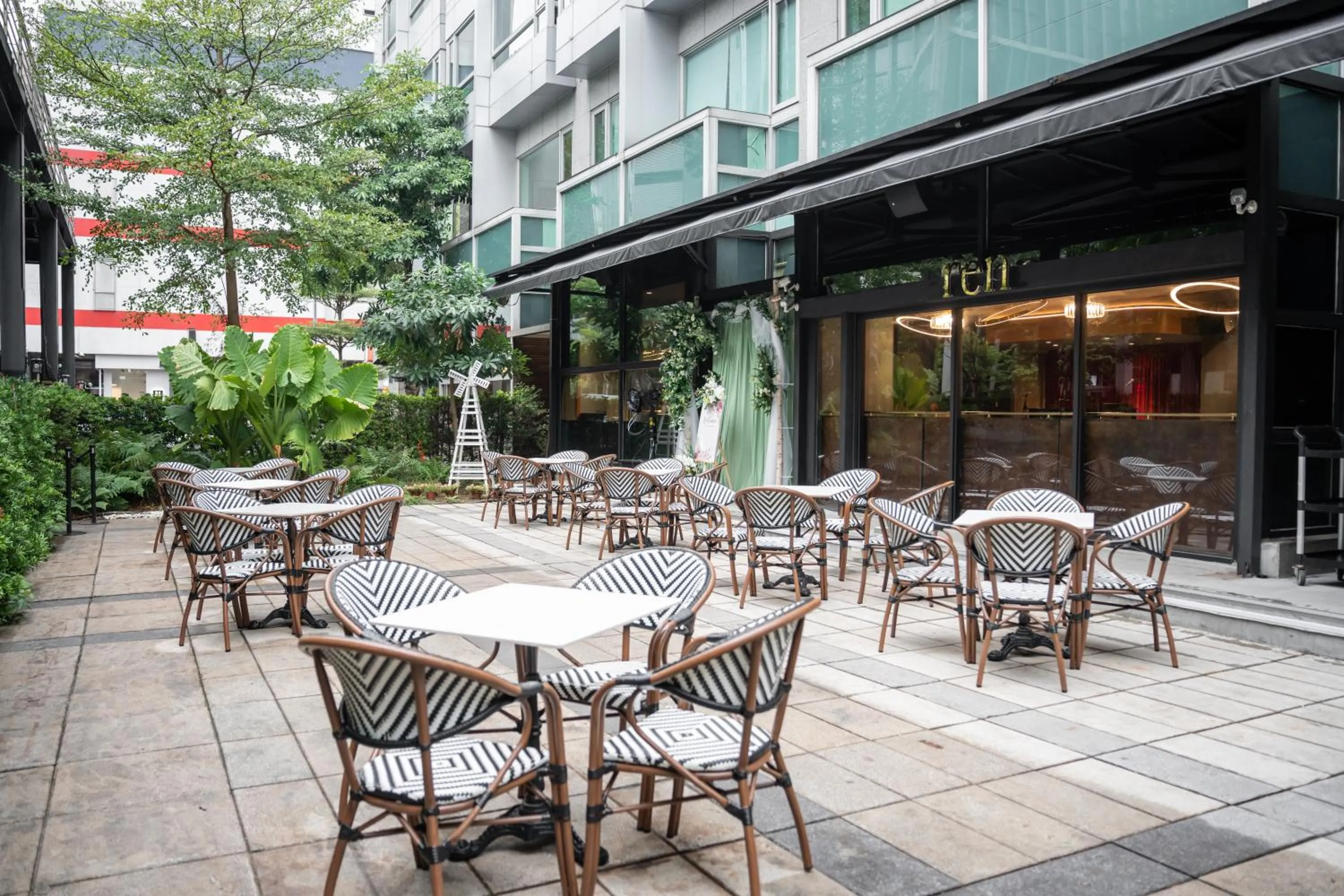 Restaurant/places to eat in Home Hotel