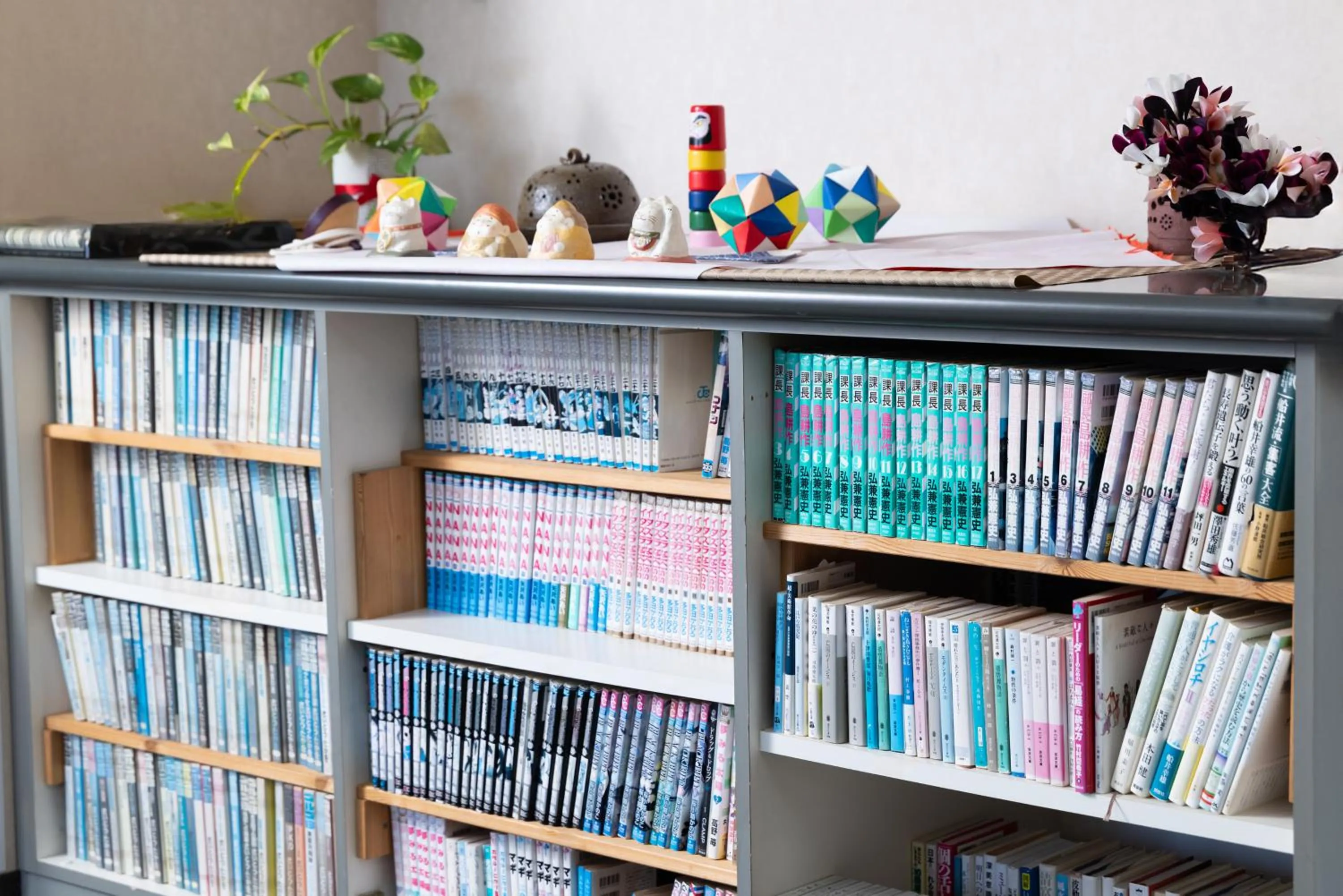 Communal lounge/ TV room in Sawa Hotel
