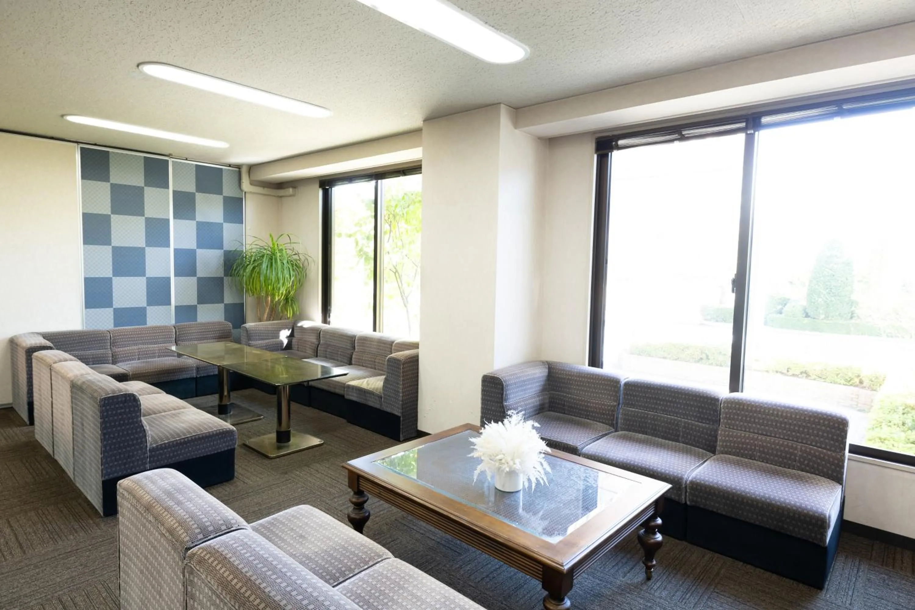 Communal lounge/ TV room in Sawa Hotel