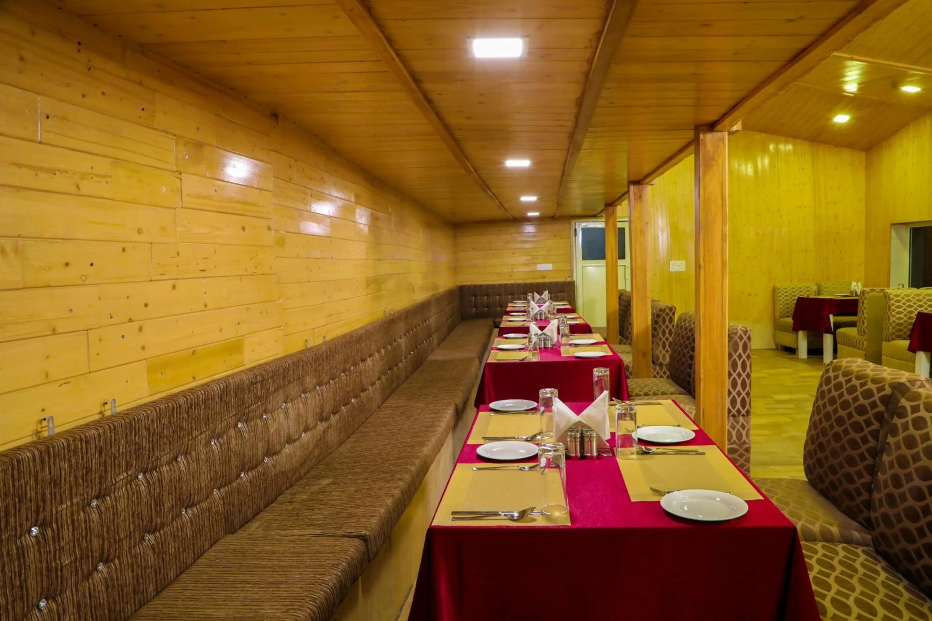 Restaurant/places to eat in KVR Clarks Inn, Kufri